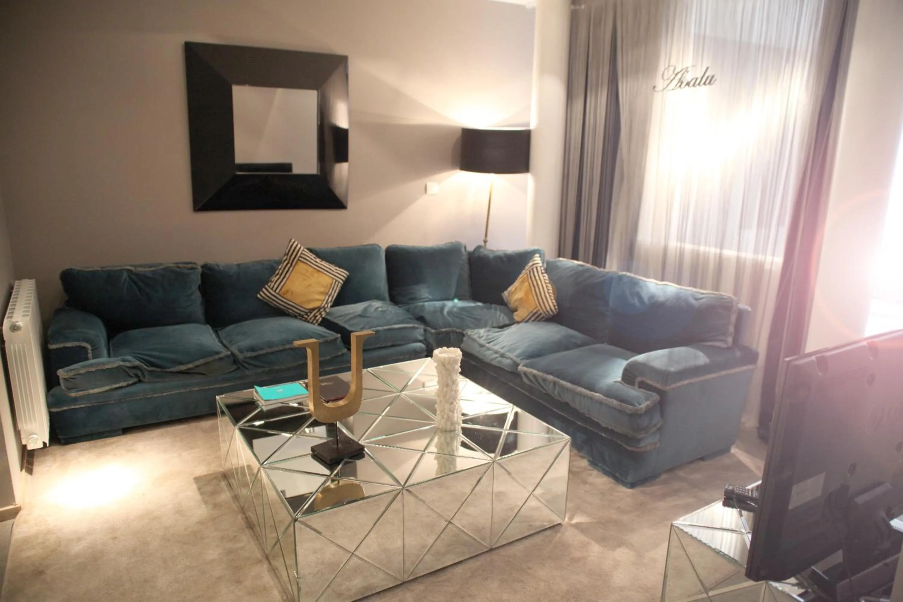 Living room in madrid central gran via Suites