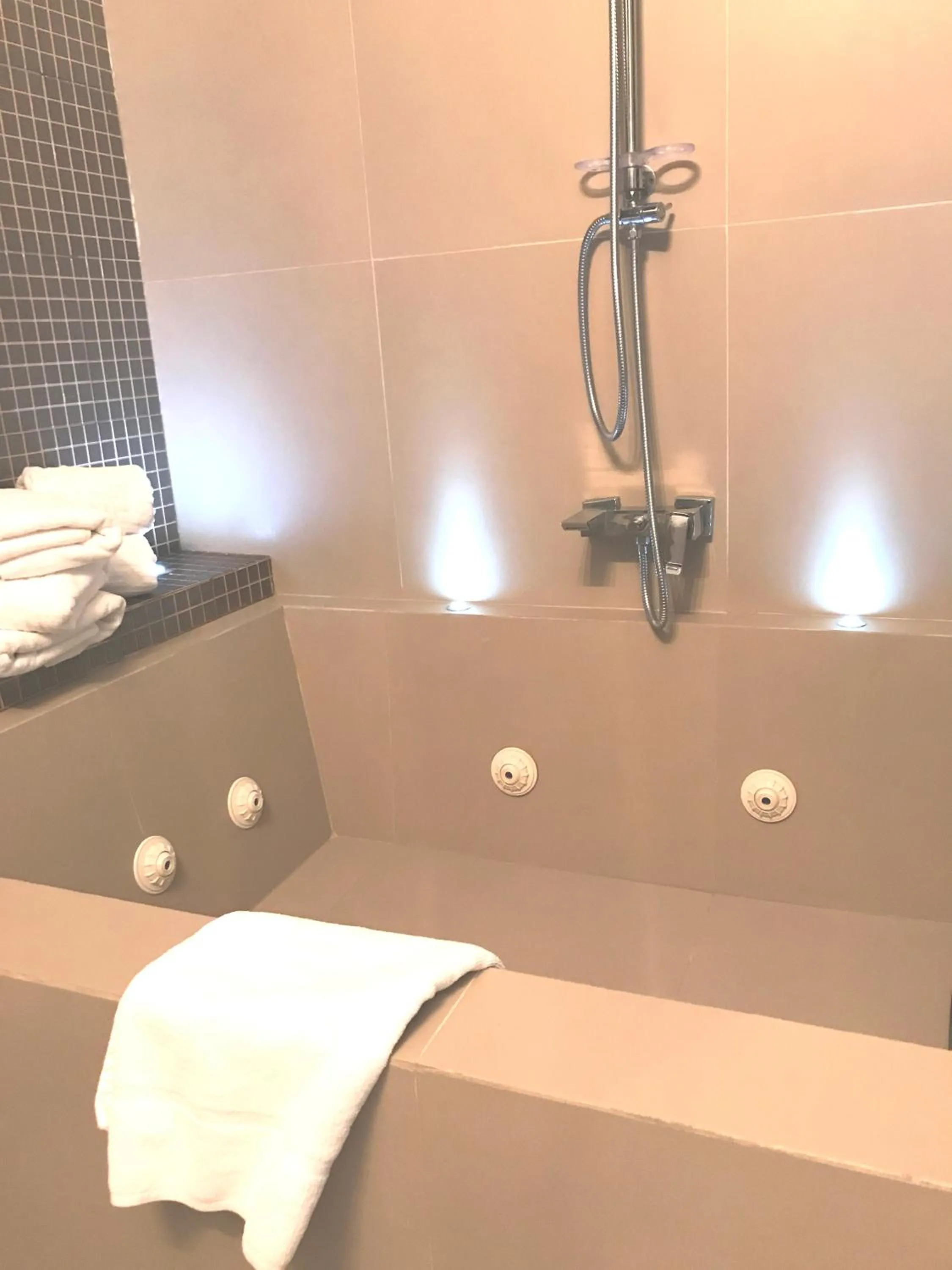 Hot Tub in madrid central gran via Suites