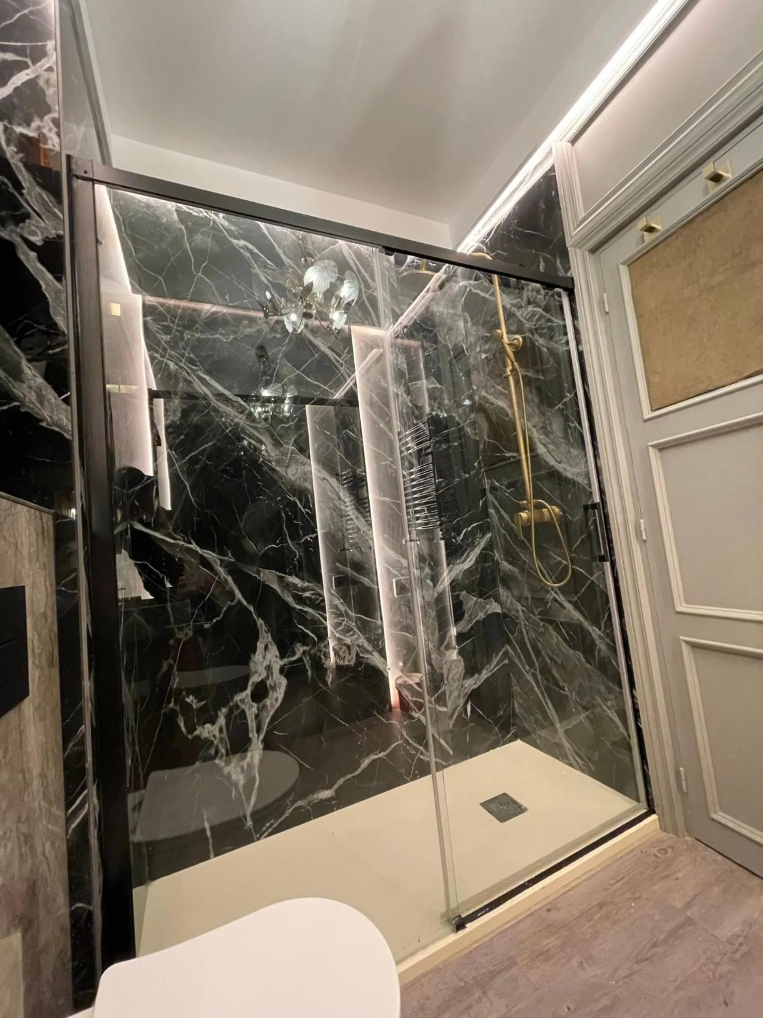 Shower in madrid central gran via Suites