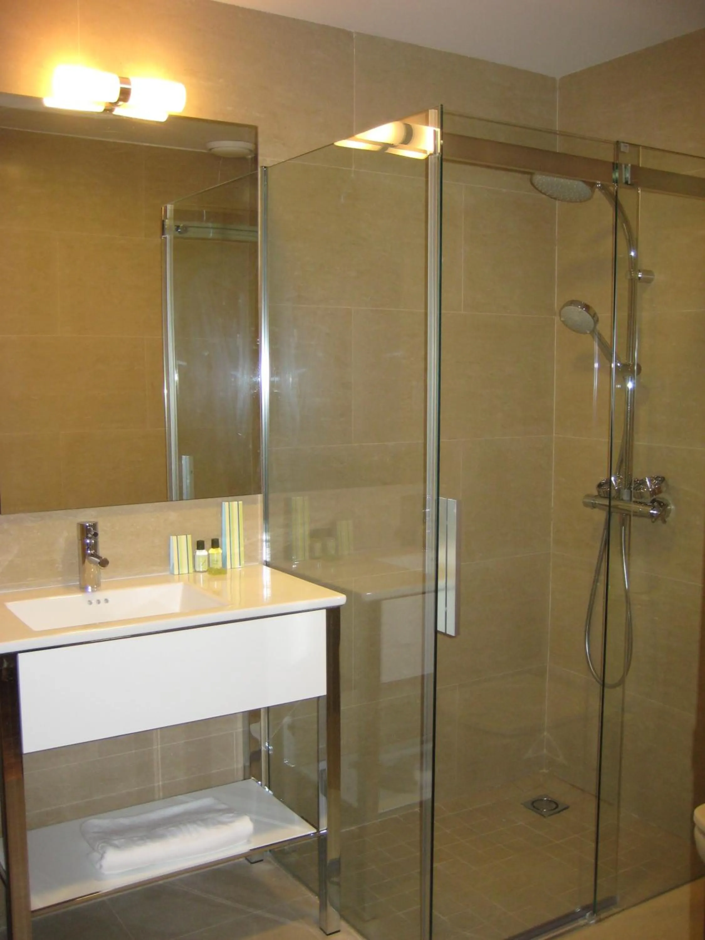 Photo of the whole room in Dinastia