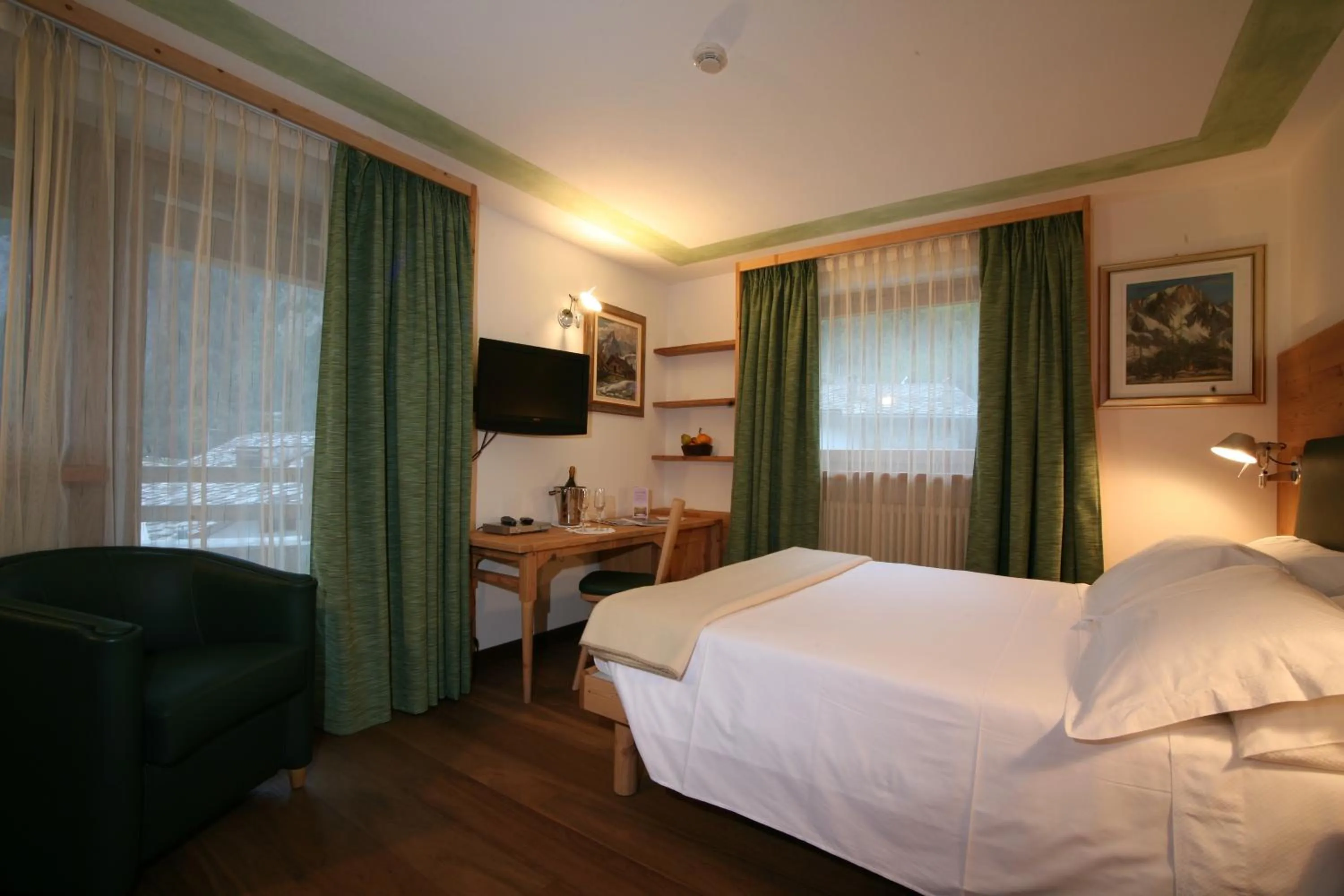 Photo of the whole room, Bed in Hotel Pilier D'Angle & Wellness