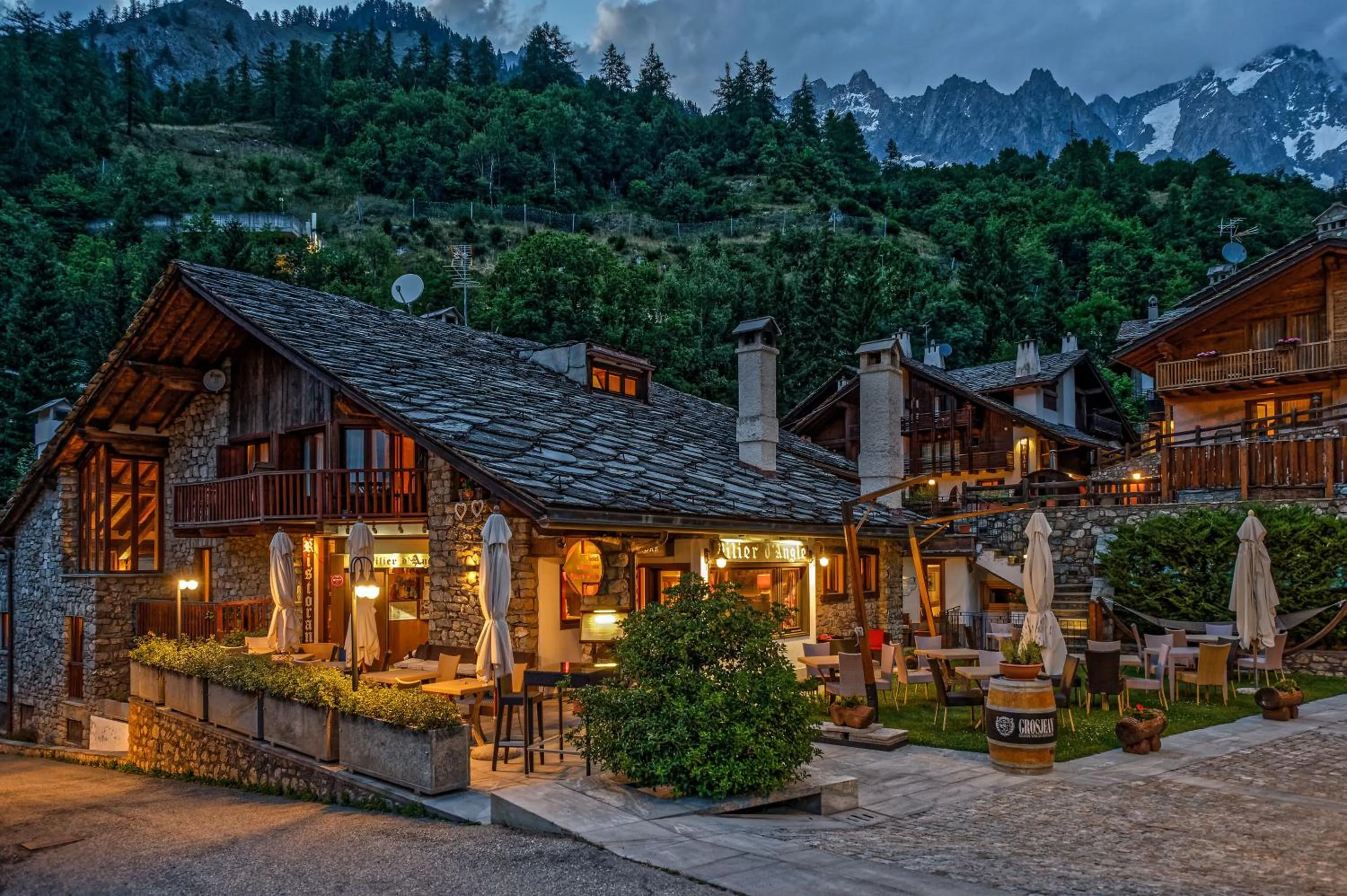 Property building in Hotel Pilier D'Angle & Wellness