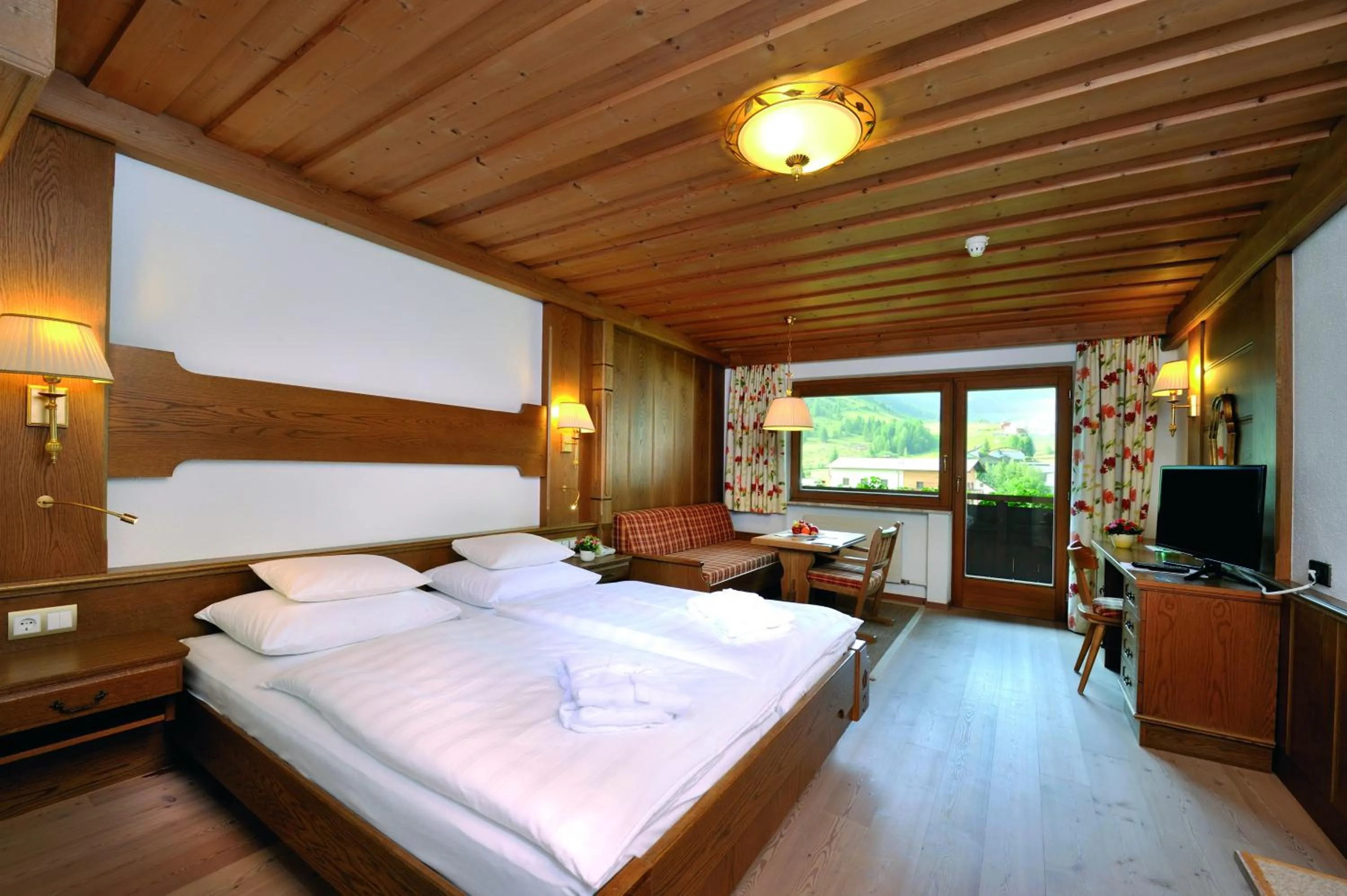 Photo of the whole room, Bed in Alpenhotel Tirol