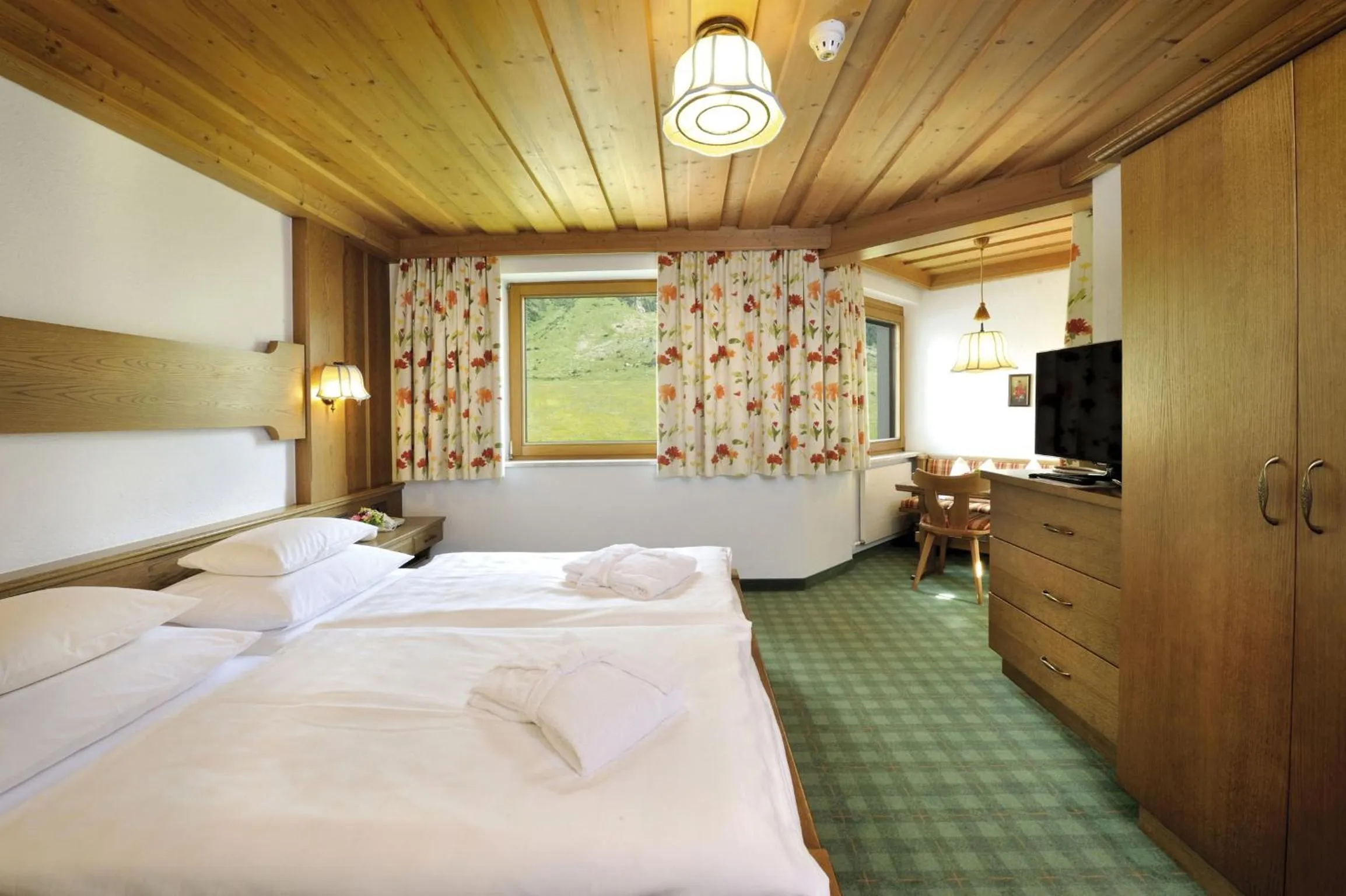 Bed in Alpenhotel Tirol