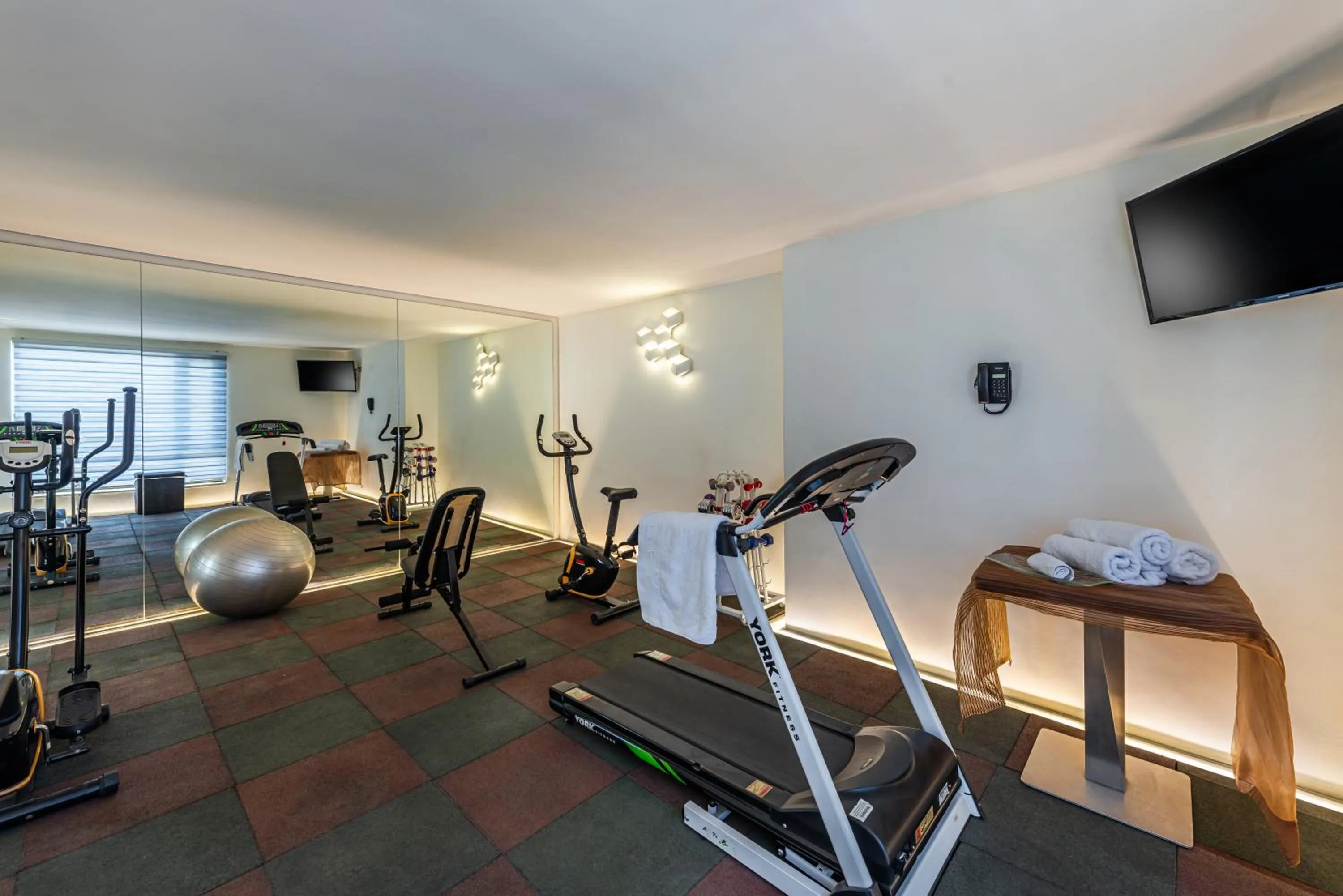 Fitness centre/facilities in Sulaf Luxury Hotel