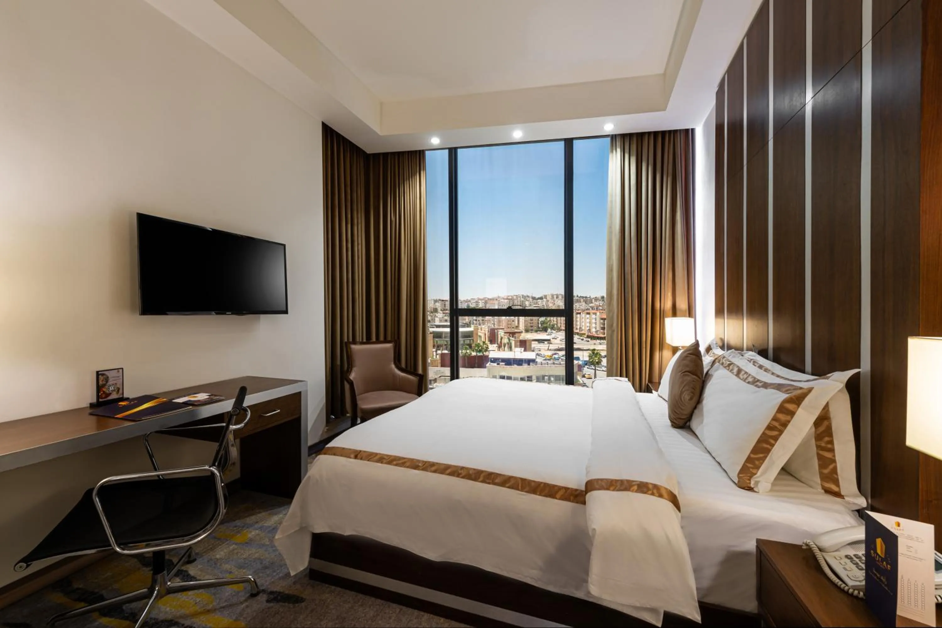 Bed in Sulaf Luxury Hotel