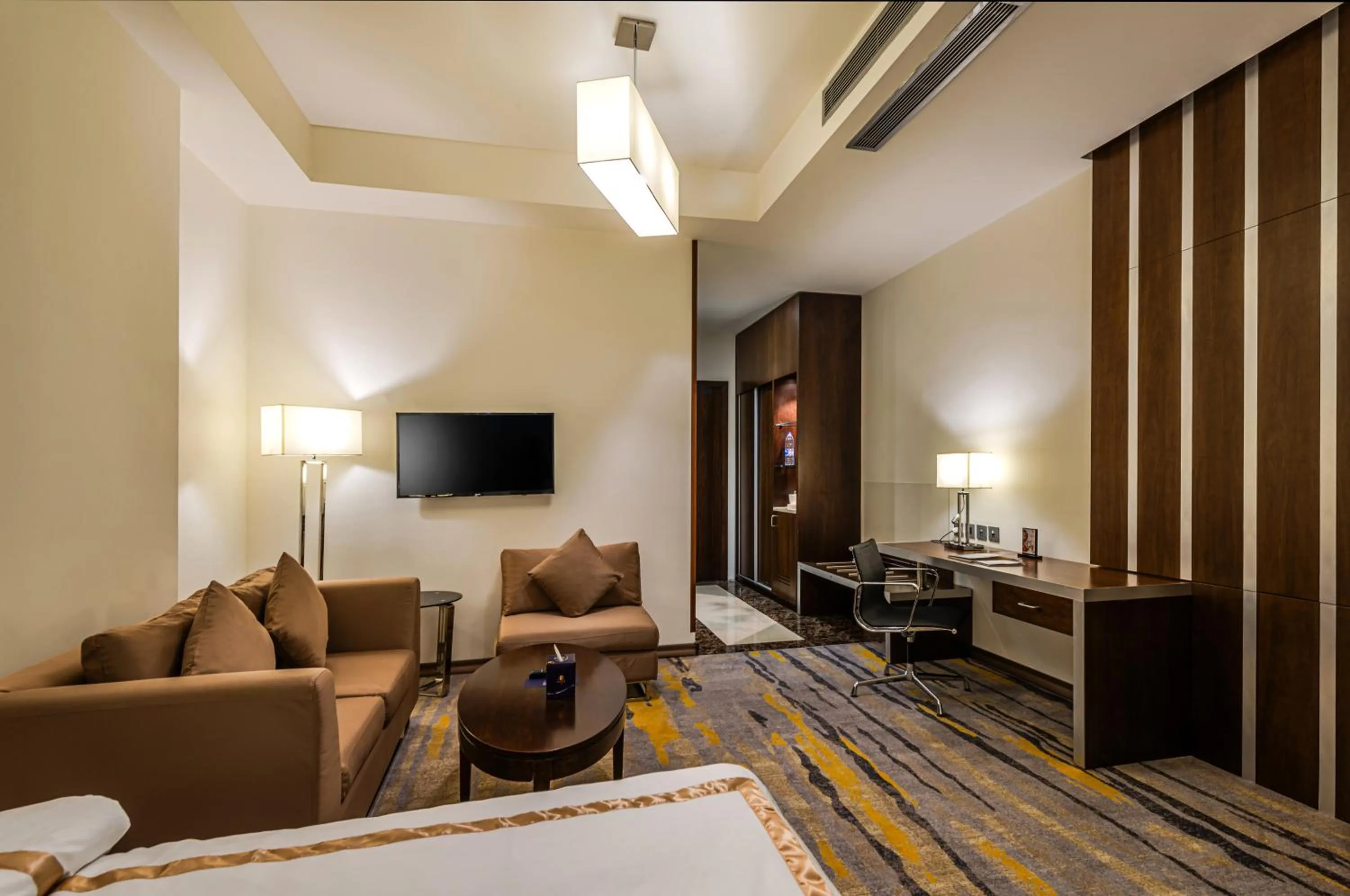 TV and multimedia in Sulaf Luxury Hotel