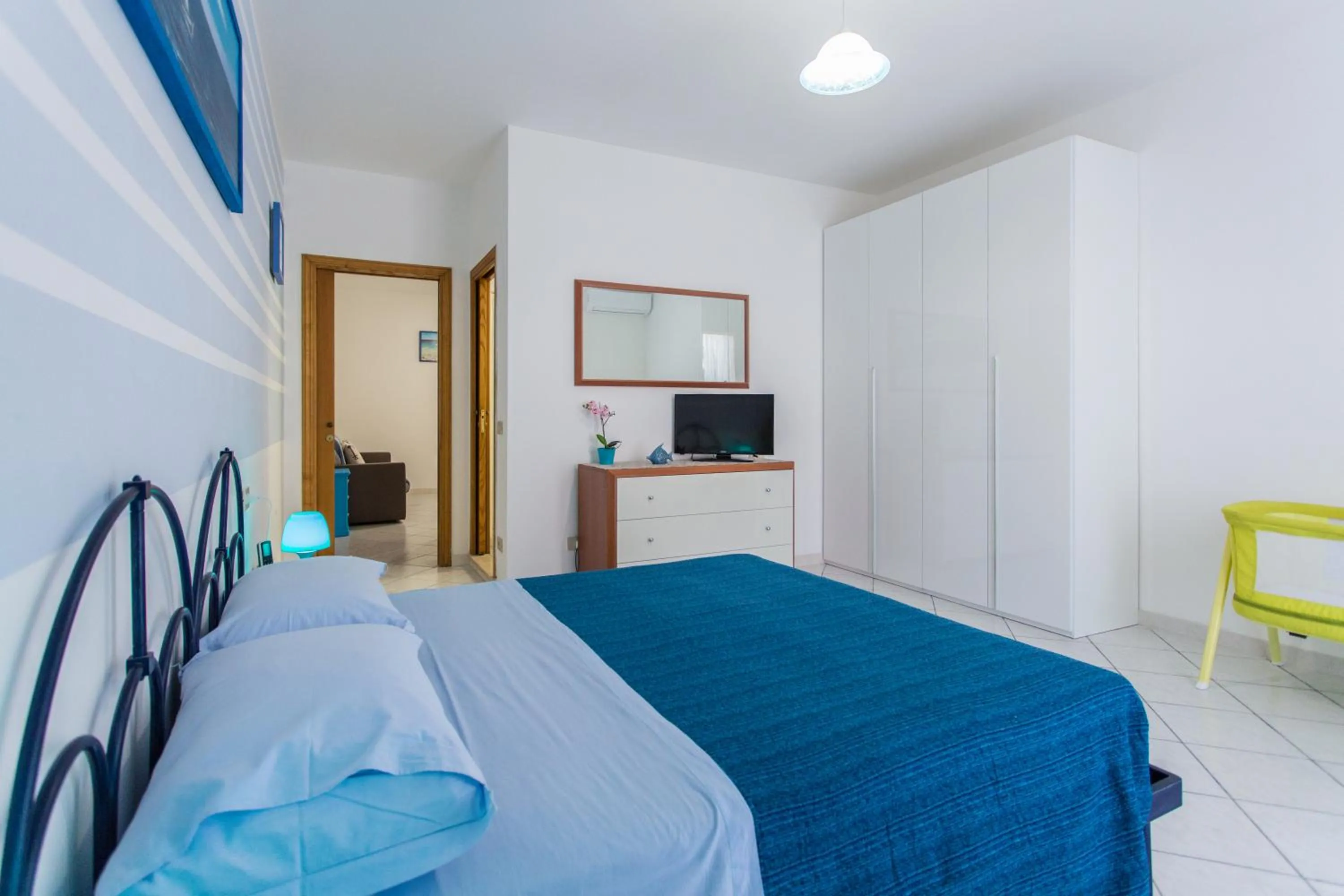 Photo of the whole room, Bed in Residence Kimba