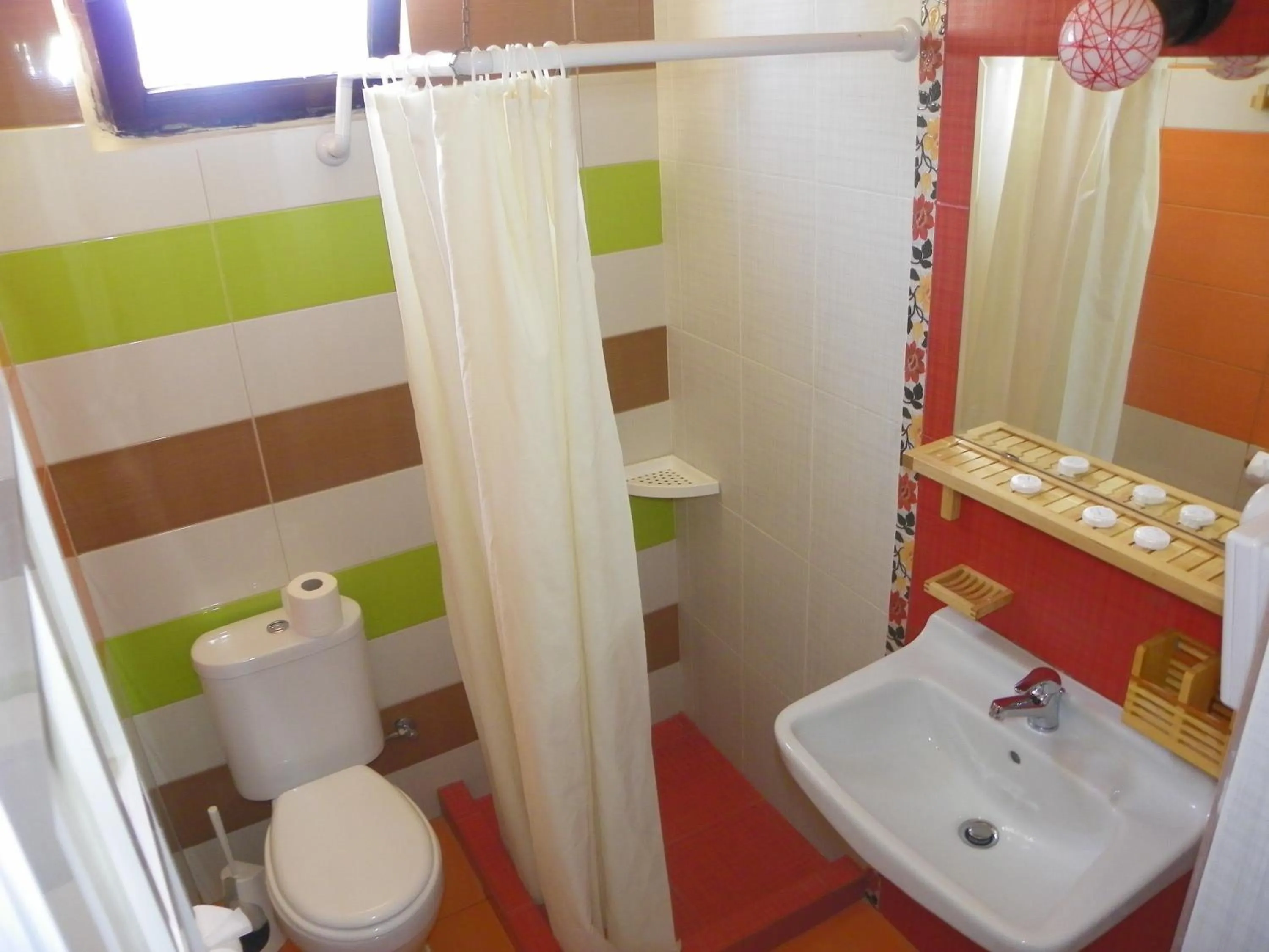 Shower in Mirabelle Hotel