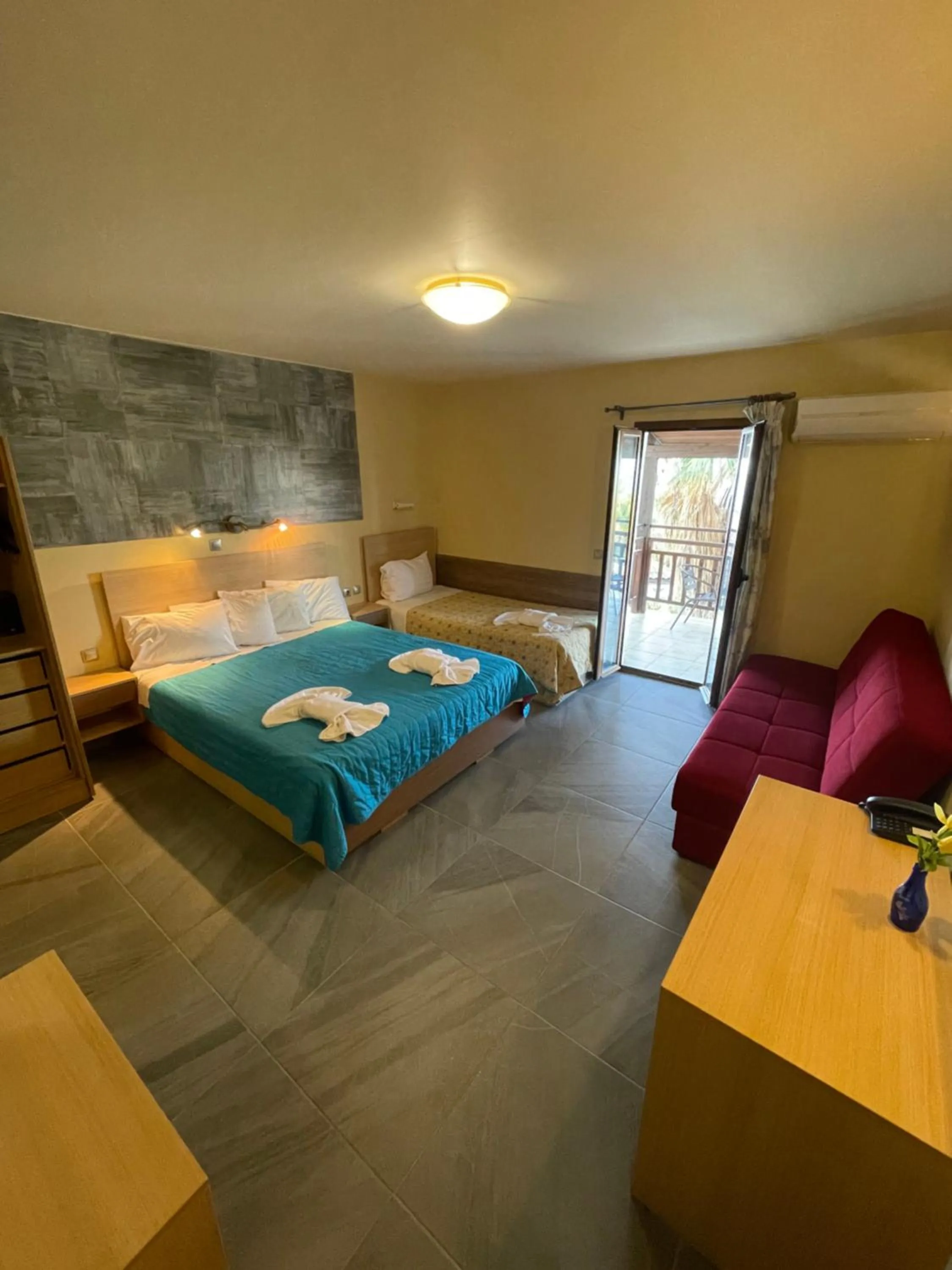 Bedroom, Bed in Mirabelle Hotel