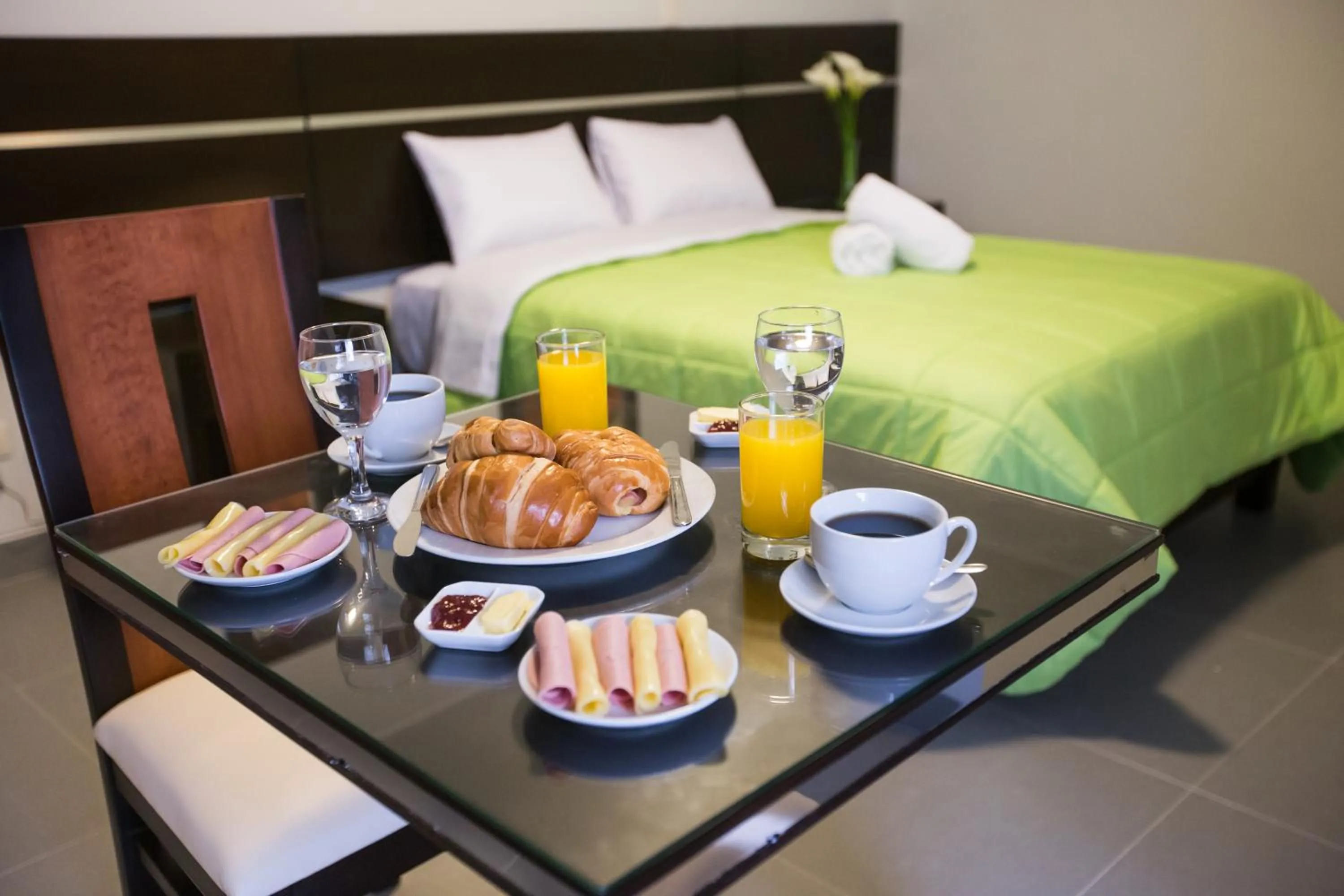 Food and drinks, Bed in Mariategui Hotel & Suites