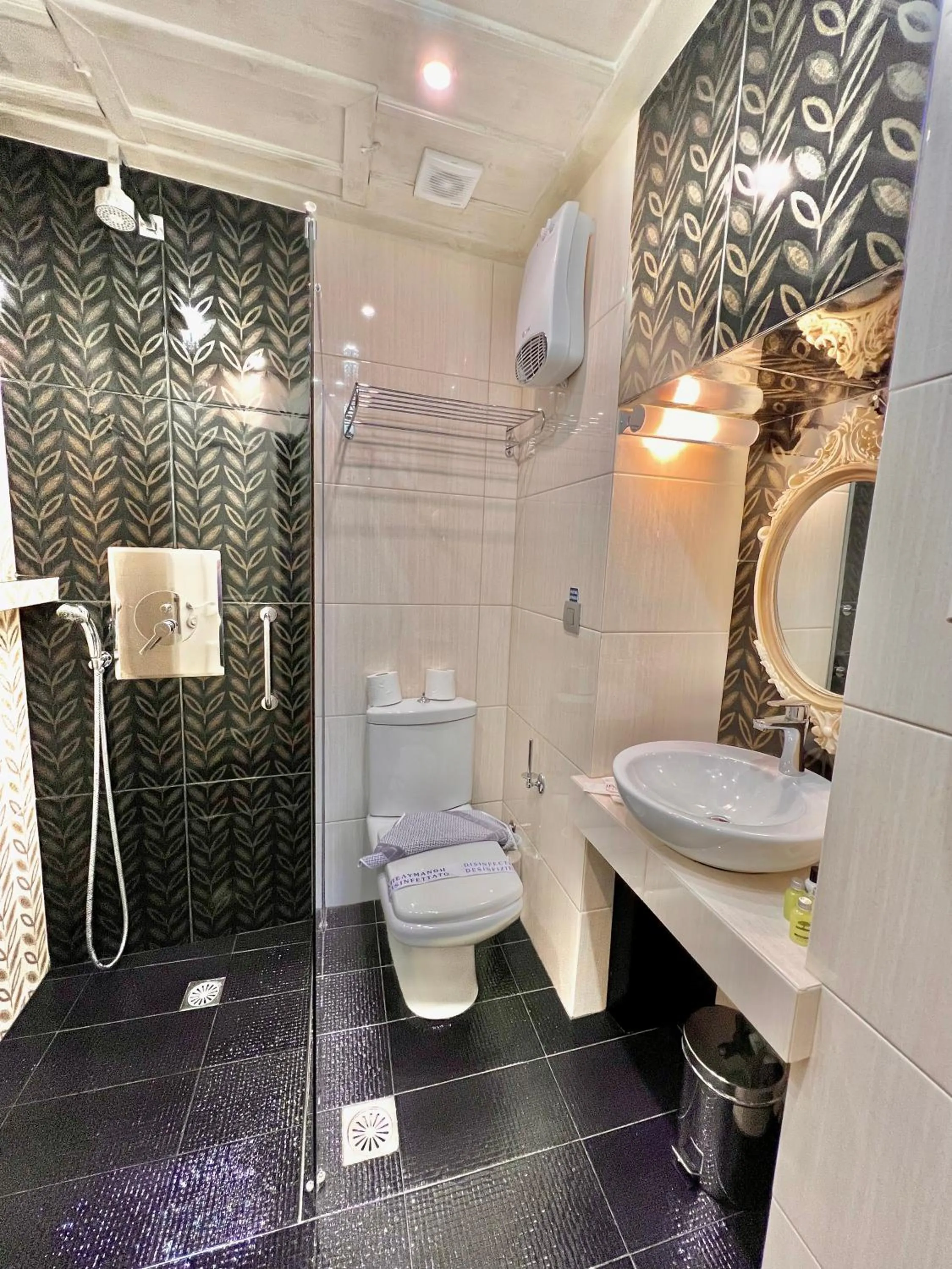 Bathroom in Pension Dafni