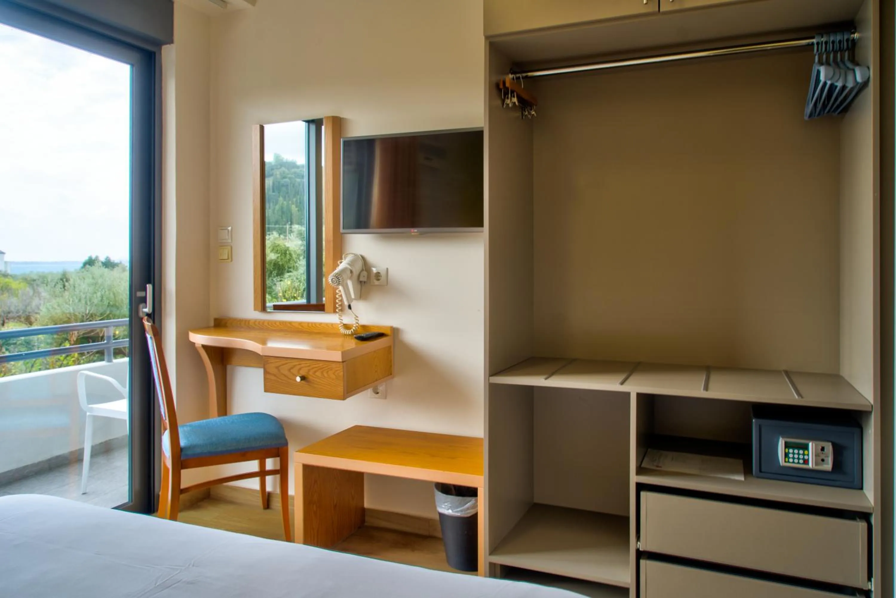 TV and multimedia, Bed in Poseidon Hotel