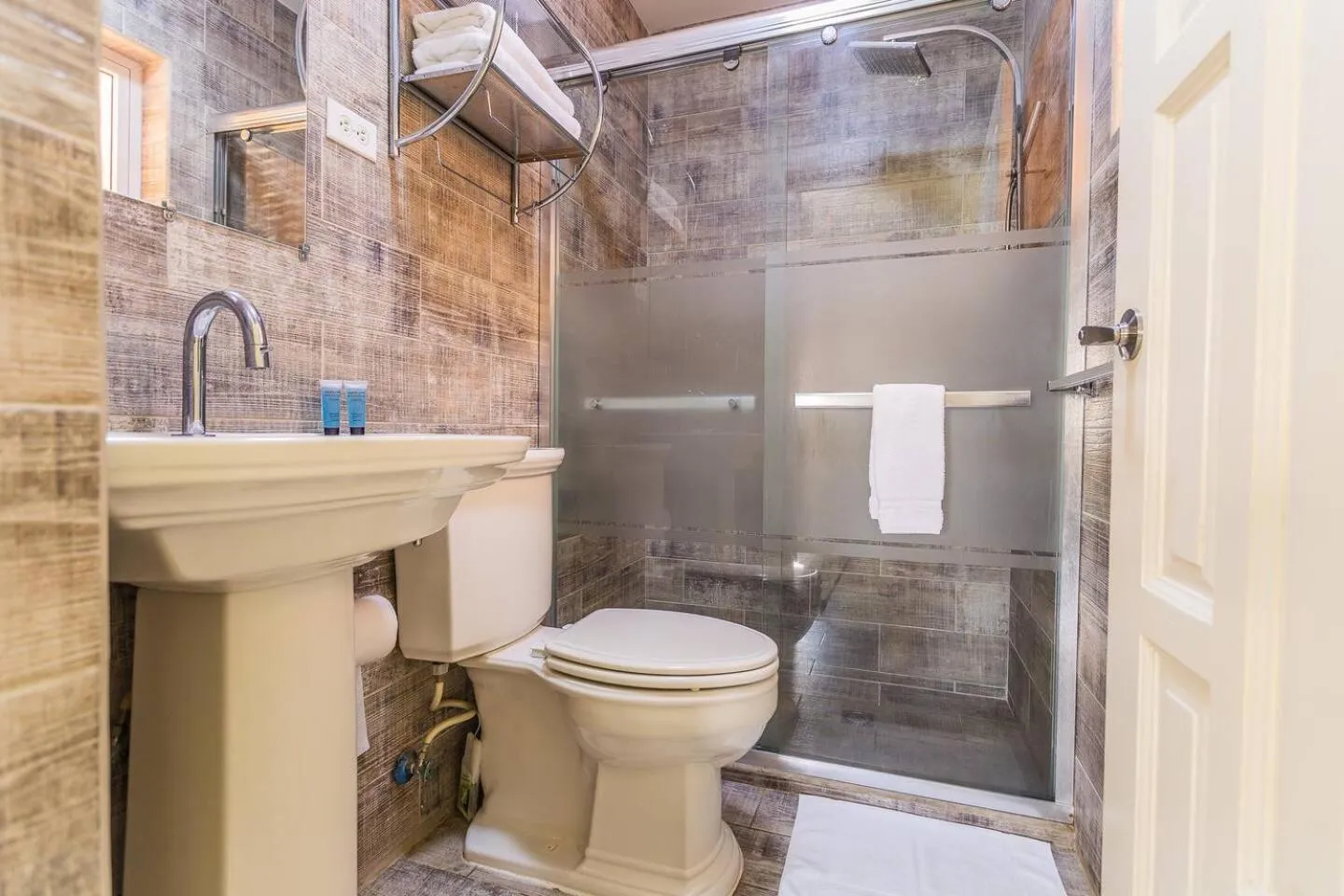 Shower in Juanedu Suites