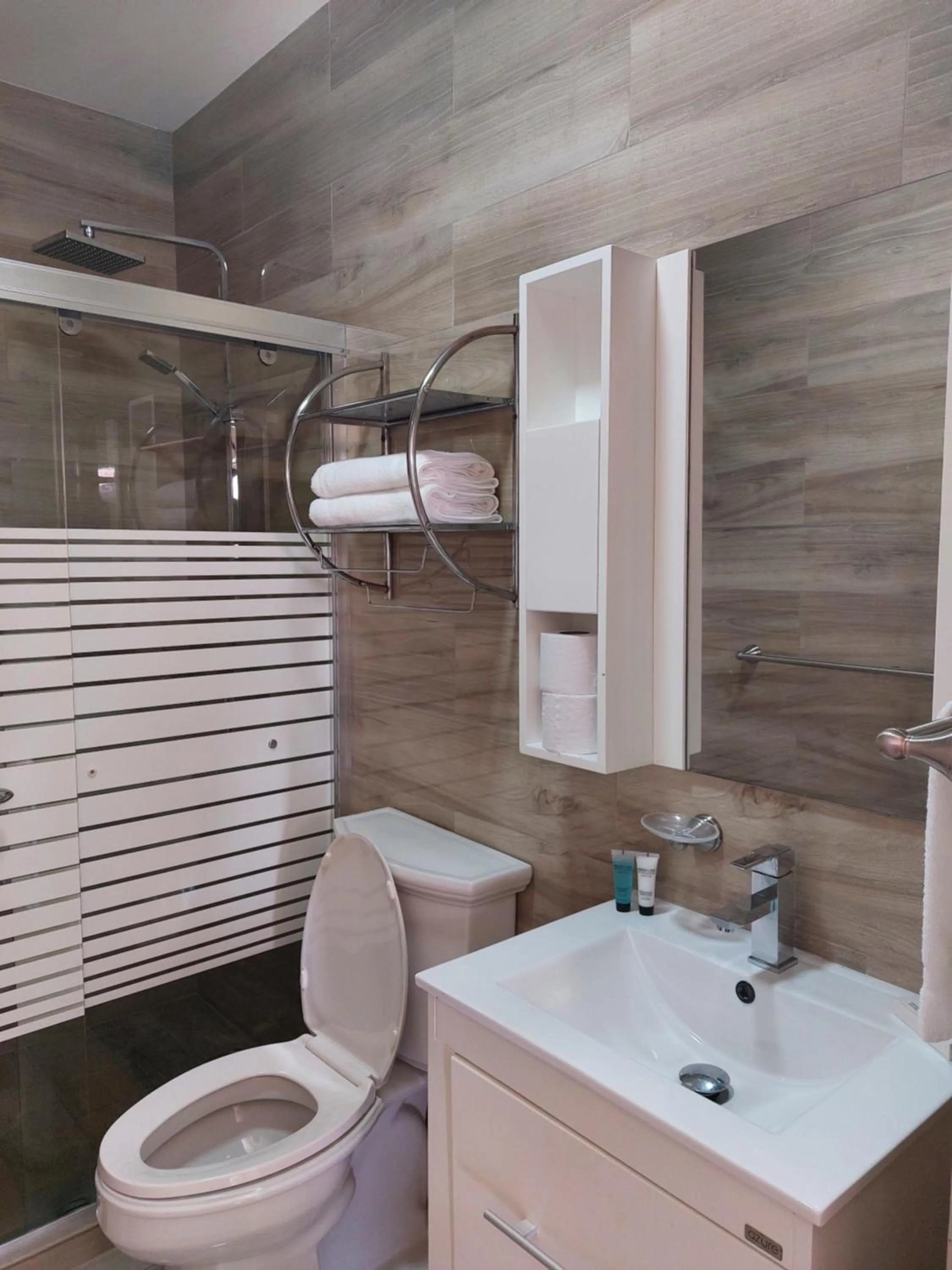 Shower in Juanedu Suites