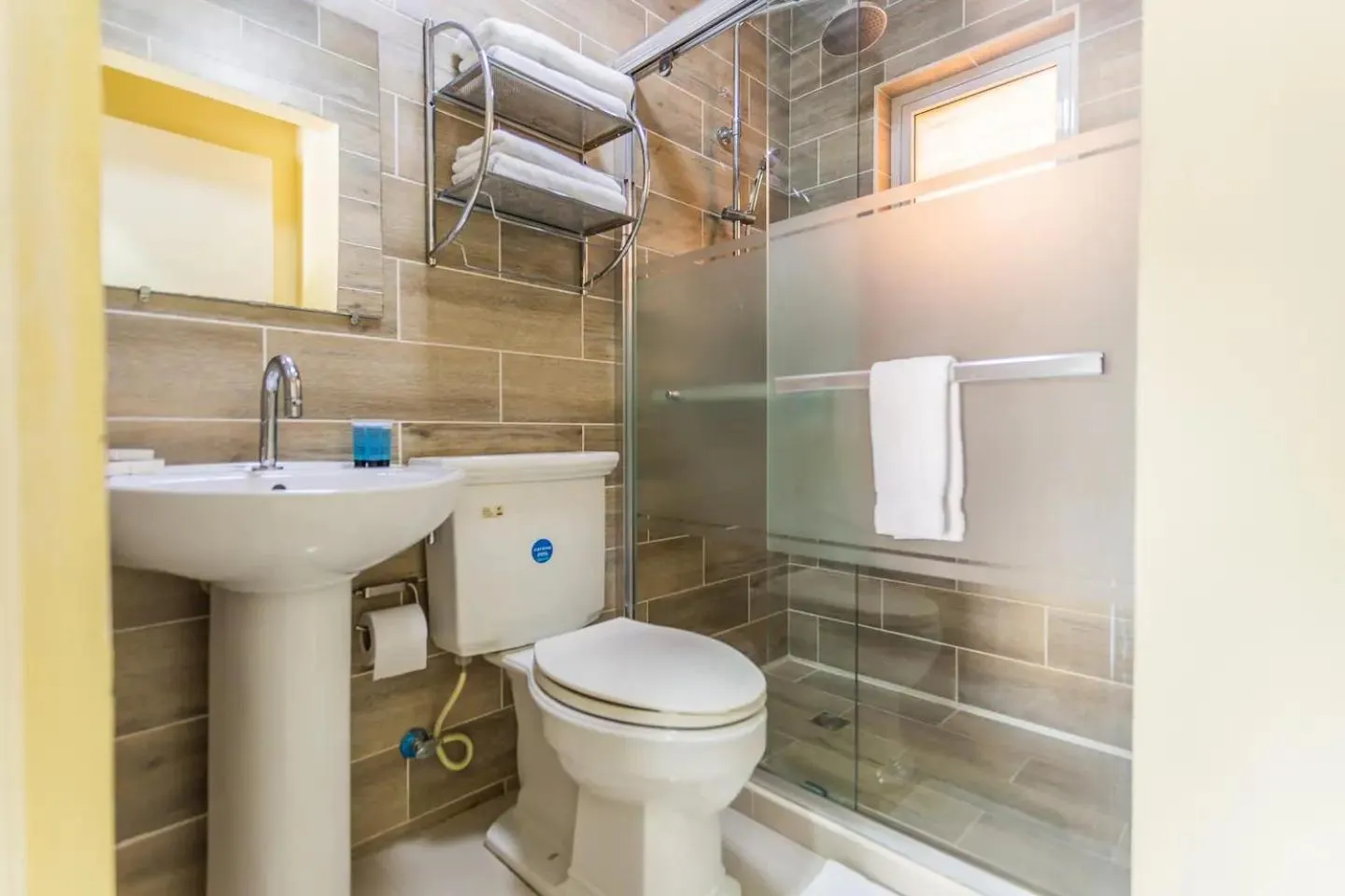 Bathroom in Juanedu Suites