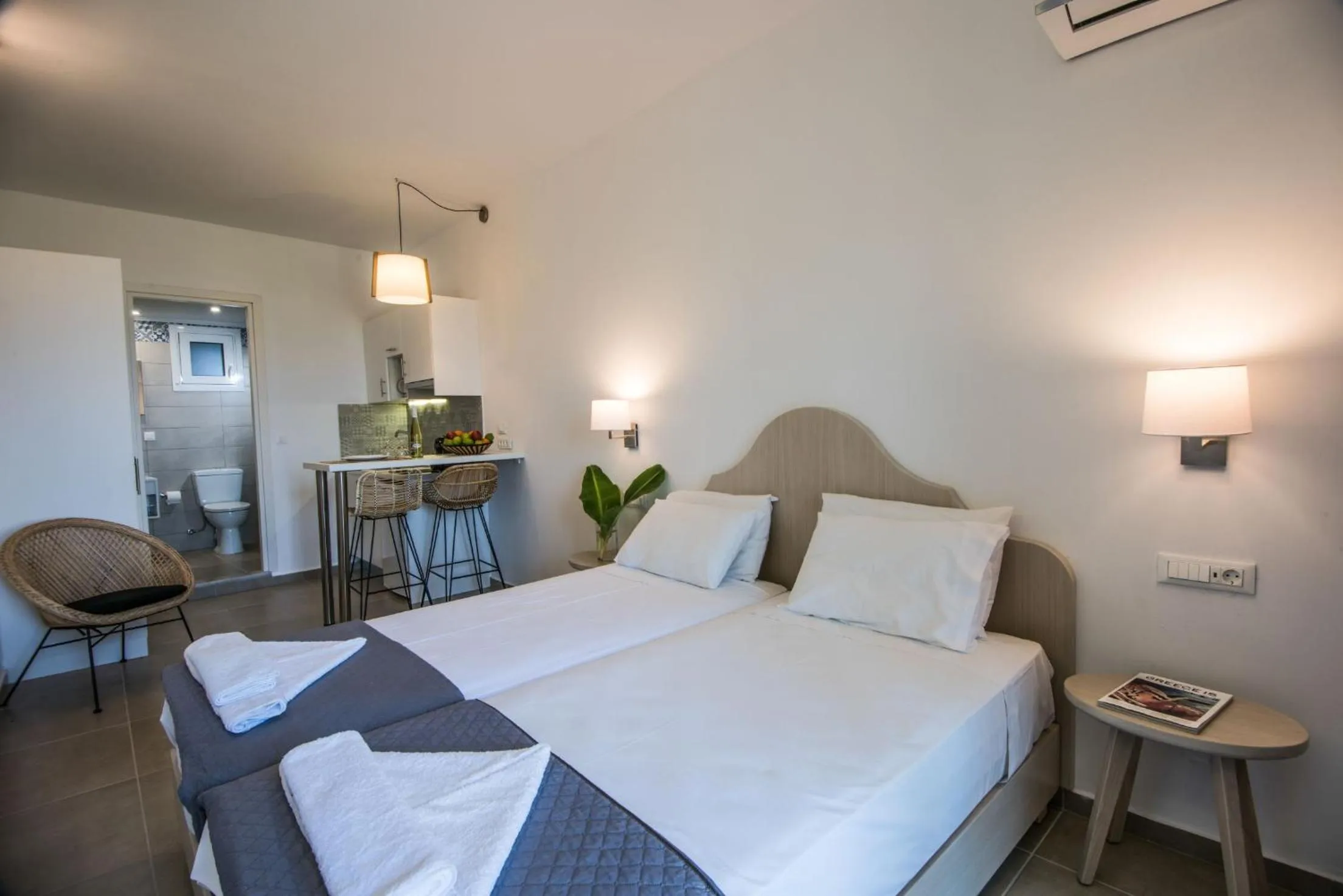 Photo of the whole room, Bed in Mirabella Apartments