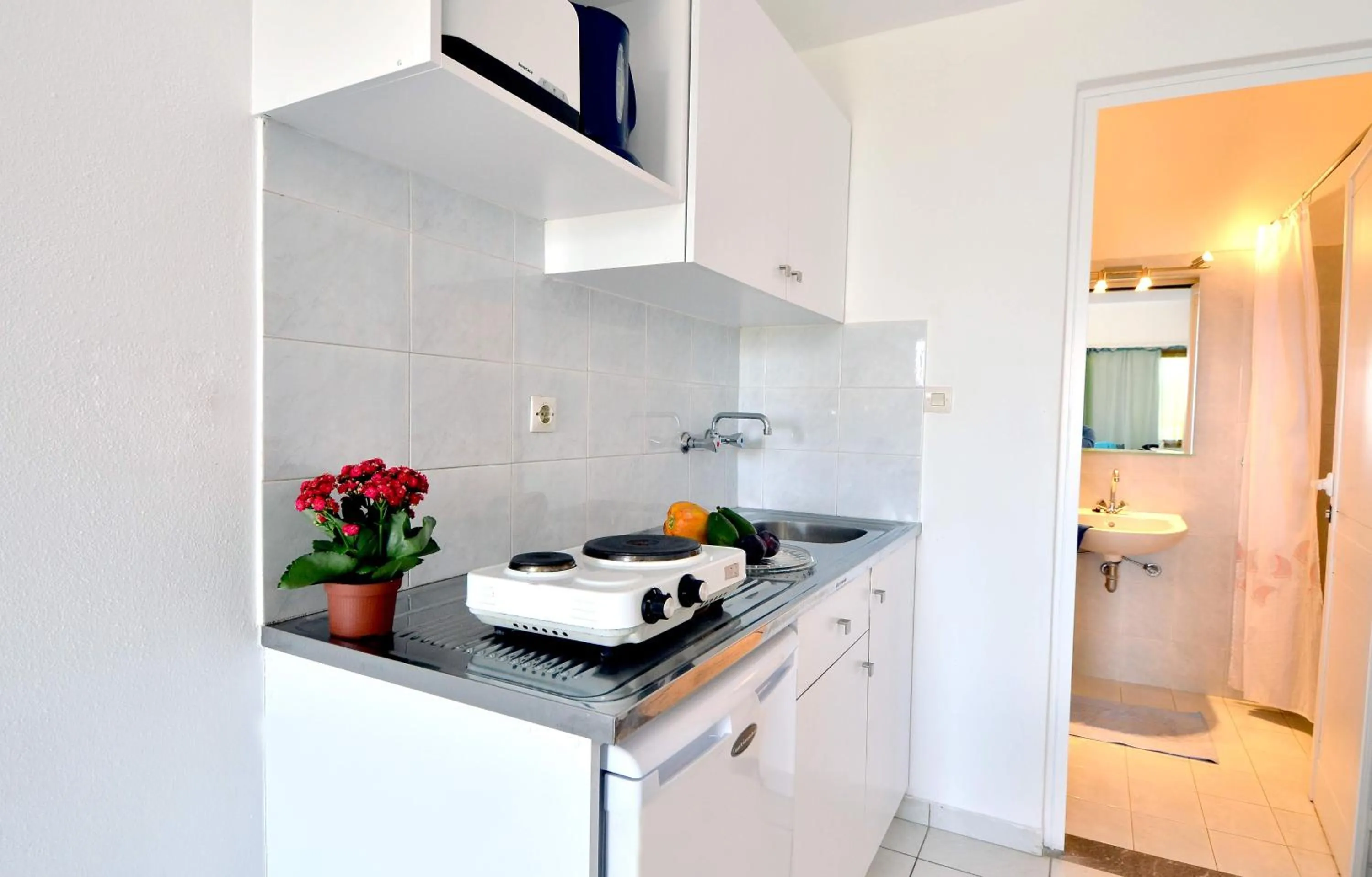 Kitchen or kitchenette in Mirabella Apartments