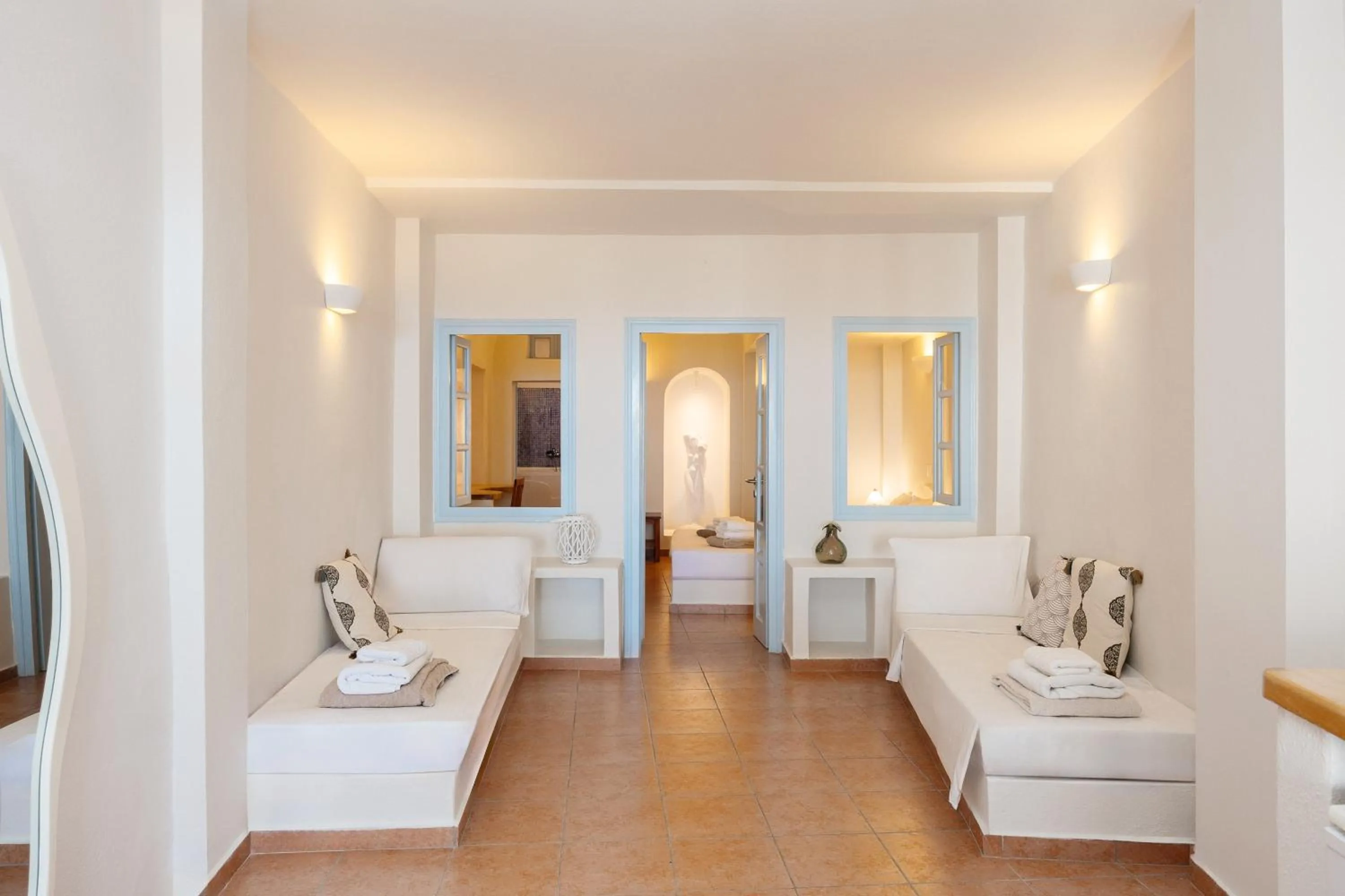 Photo of the whole room, Bed in Kastro Suites