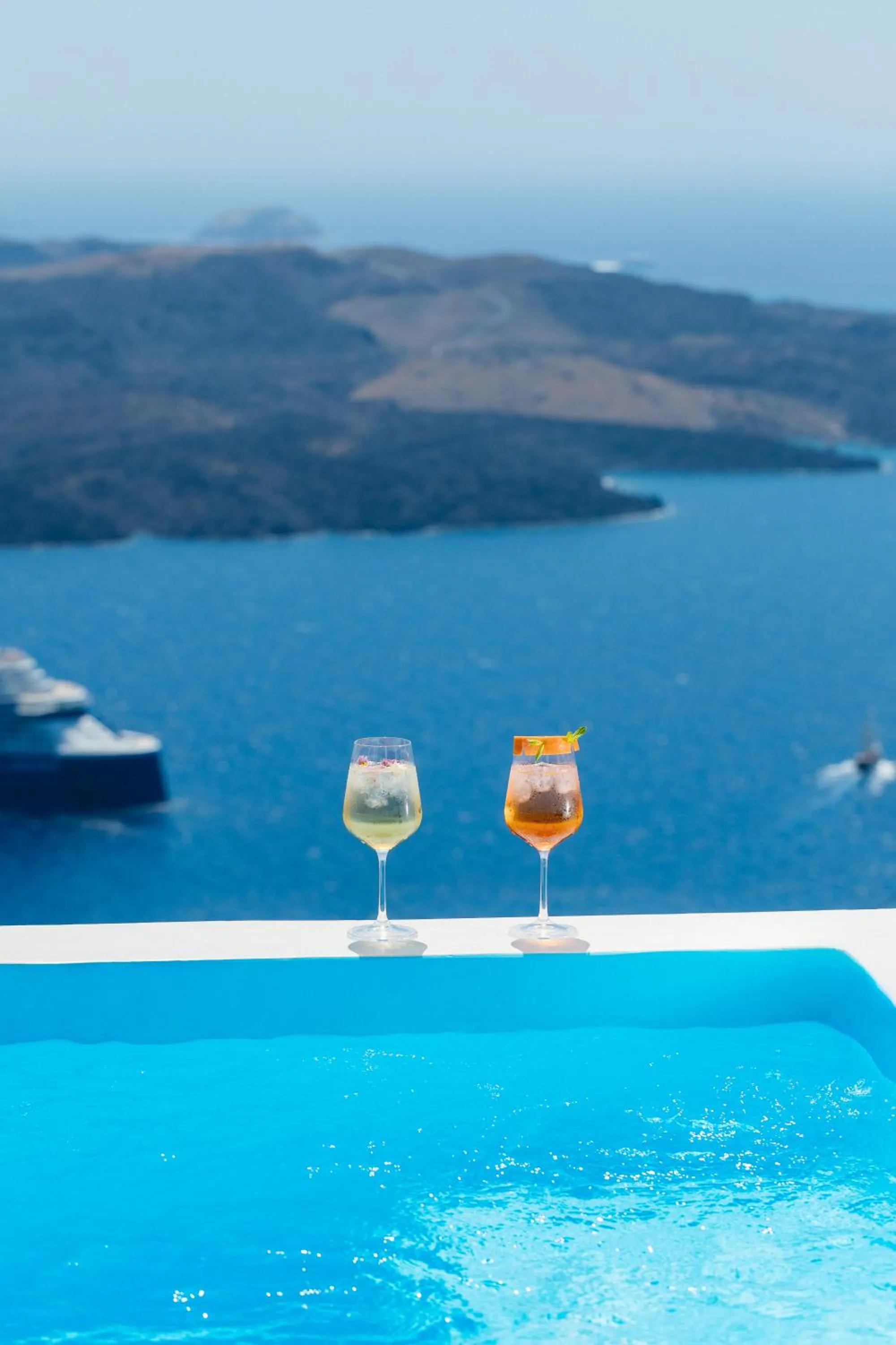 Swimming pool in Kastro Suites