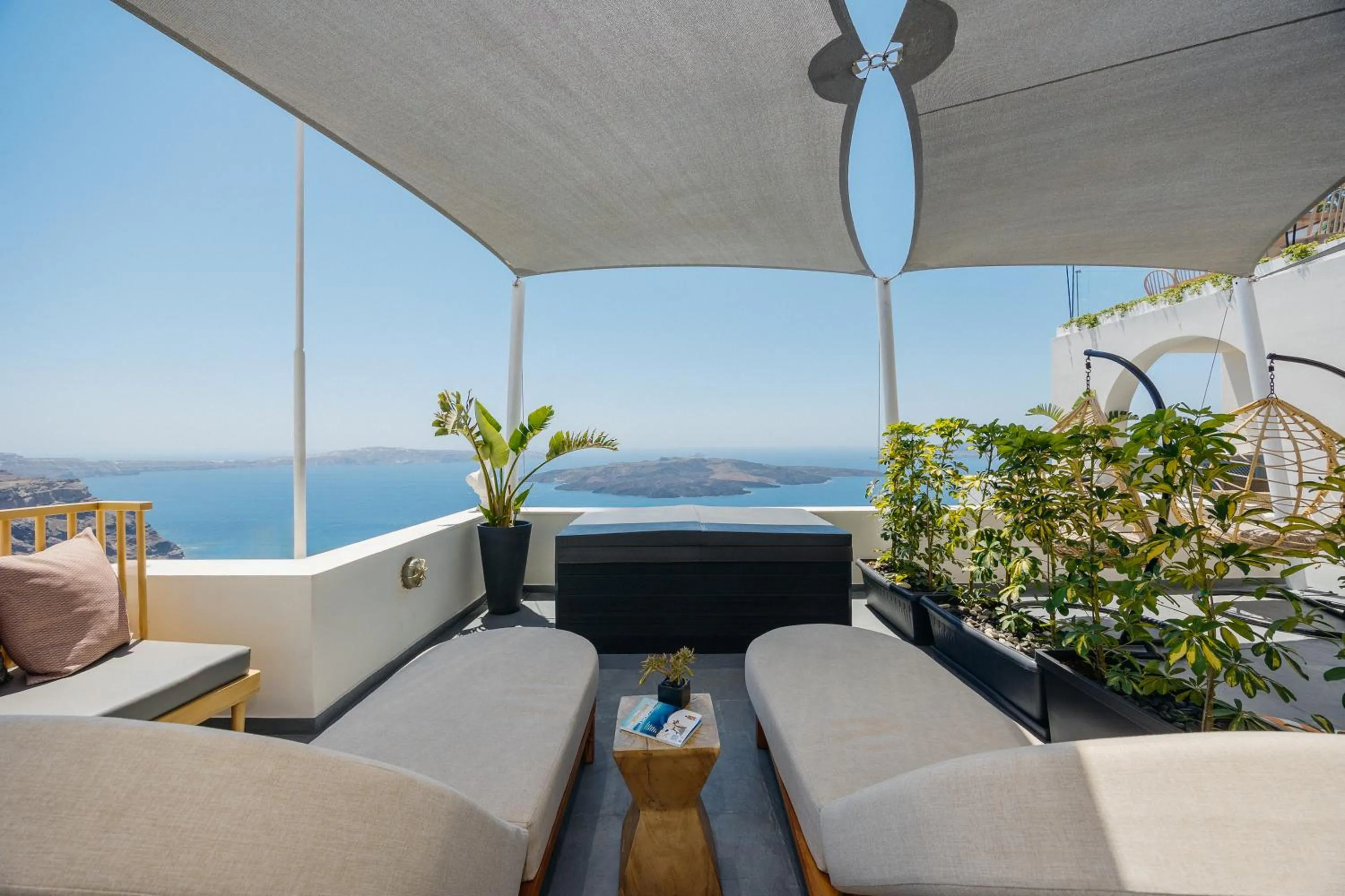 Hot Tub in Kastro Suites