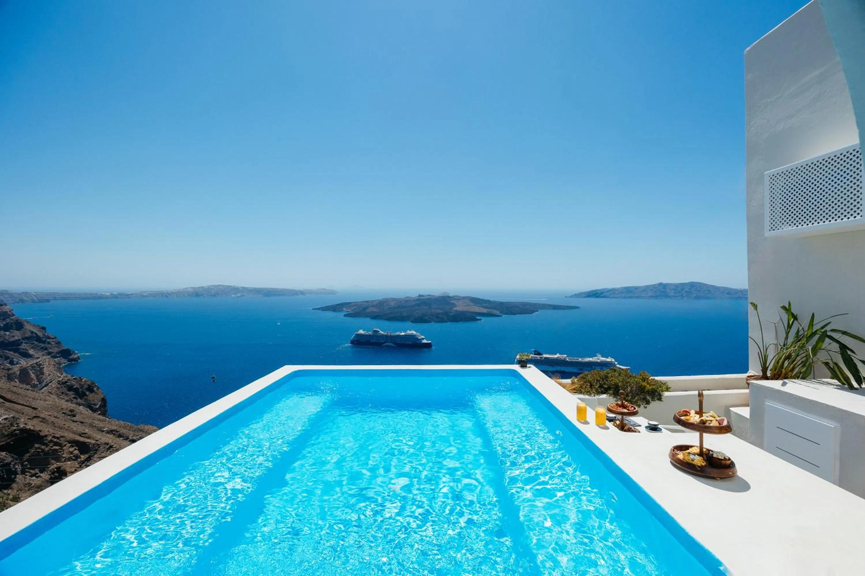 Swimming pool in Kastro Suites