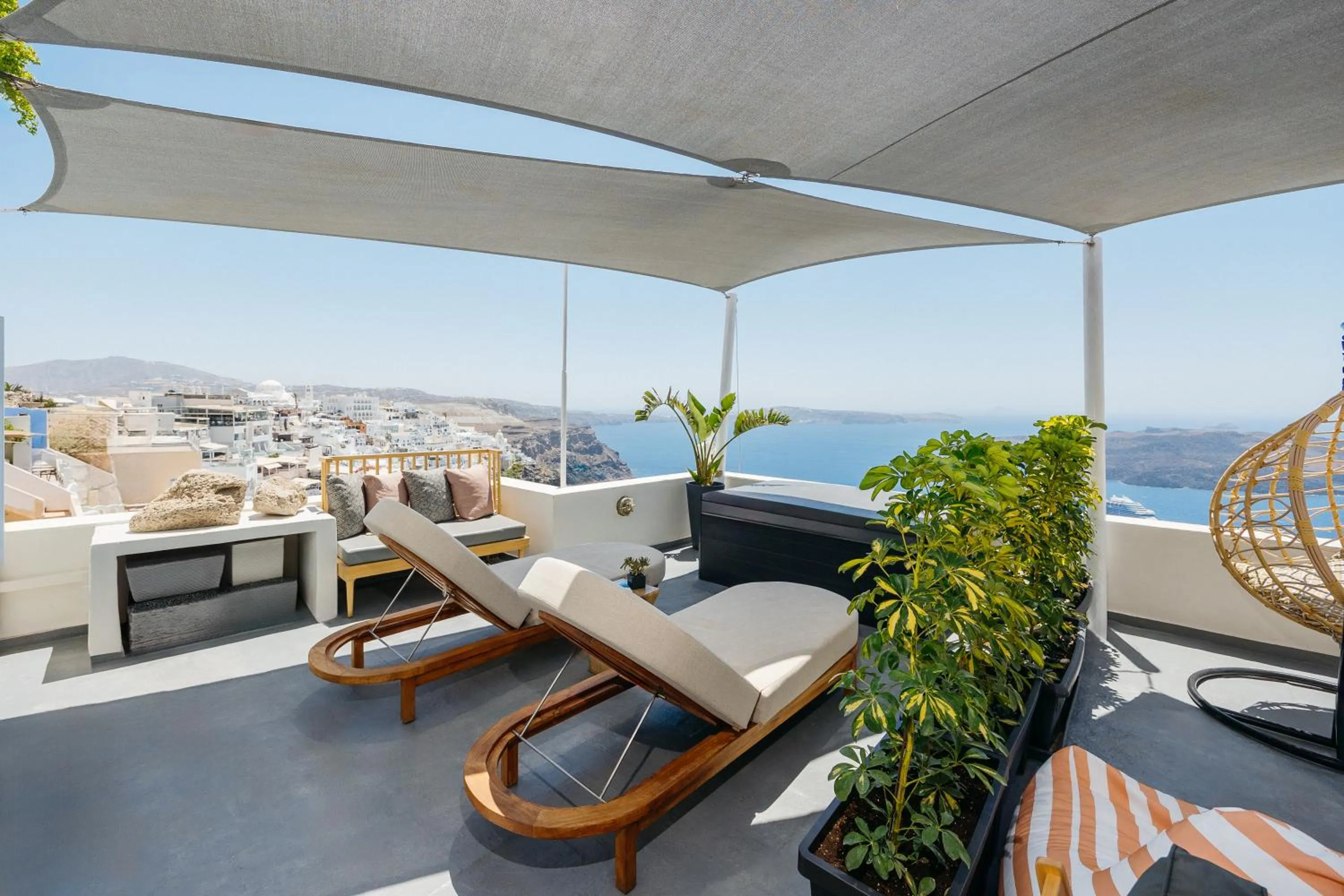 Hot Tub in Kastro Suites