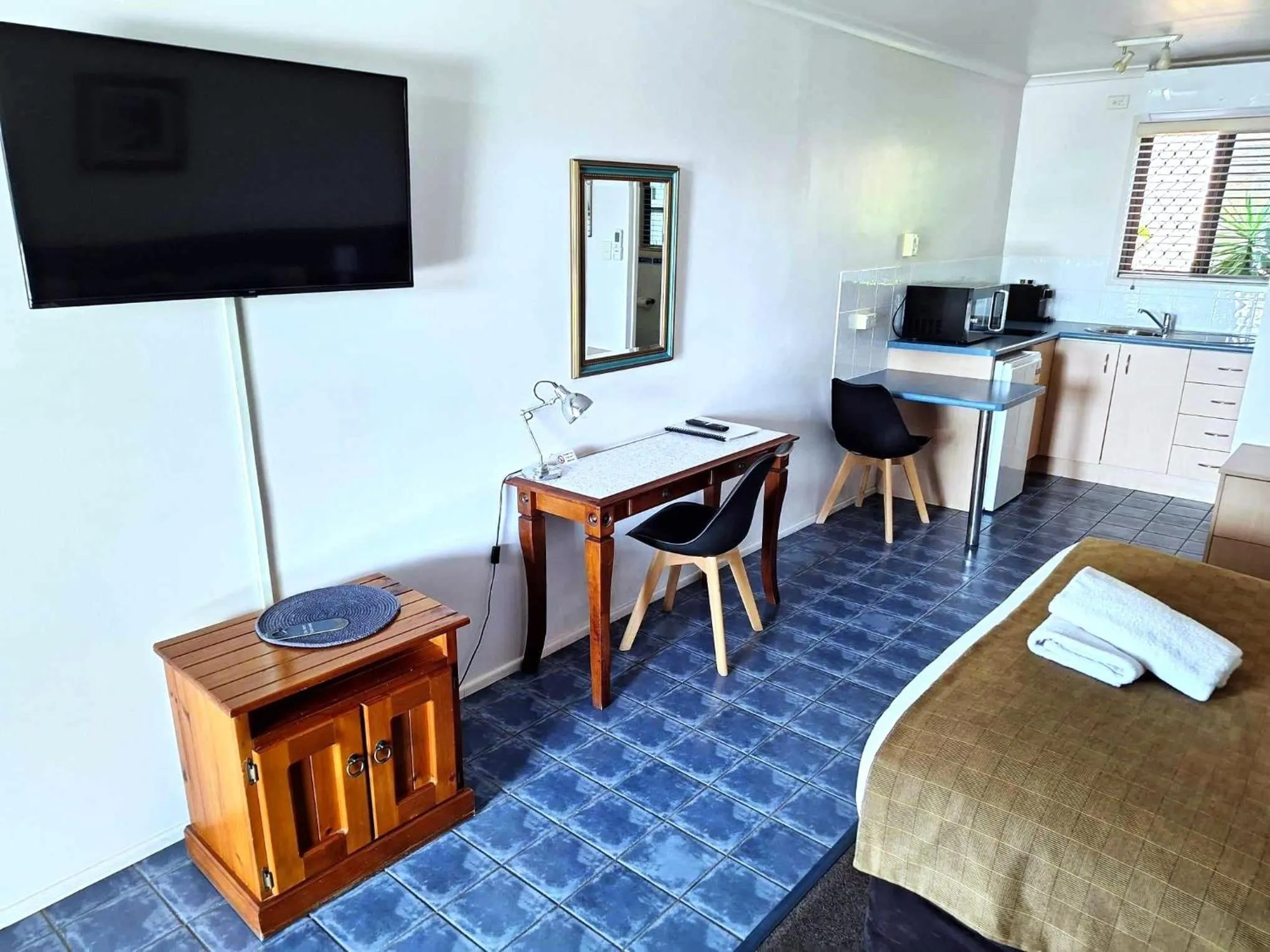 TV and multimedia, Bed in Central Studio Accommodation