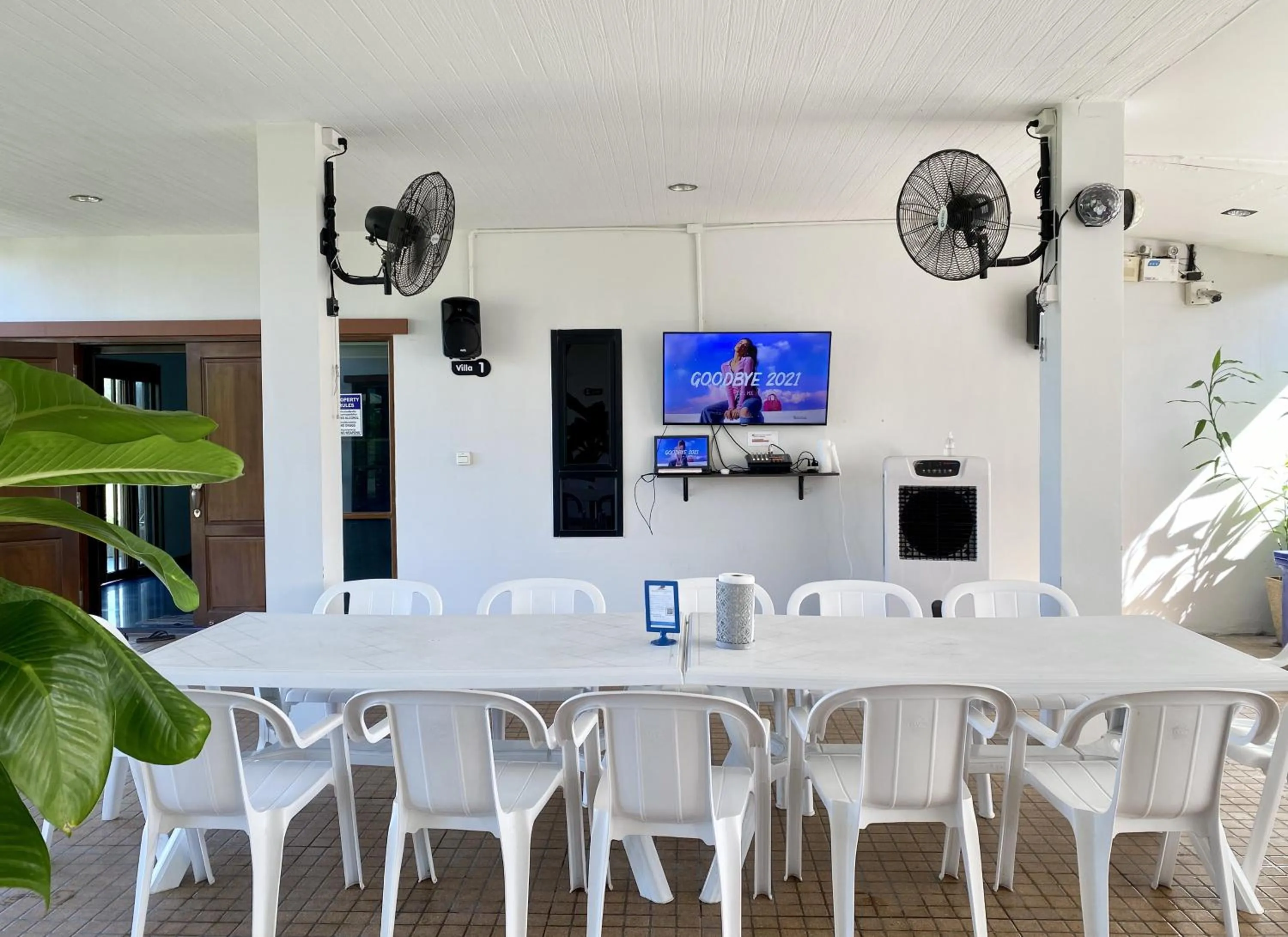 Communal lounge/ TV room in Maerim Villa&Pool