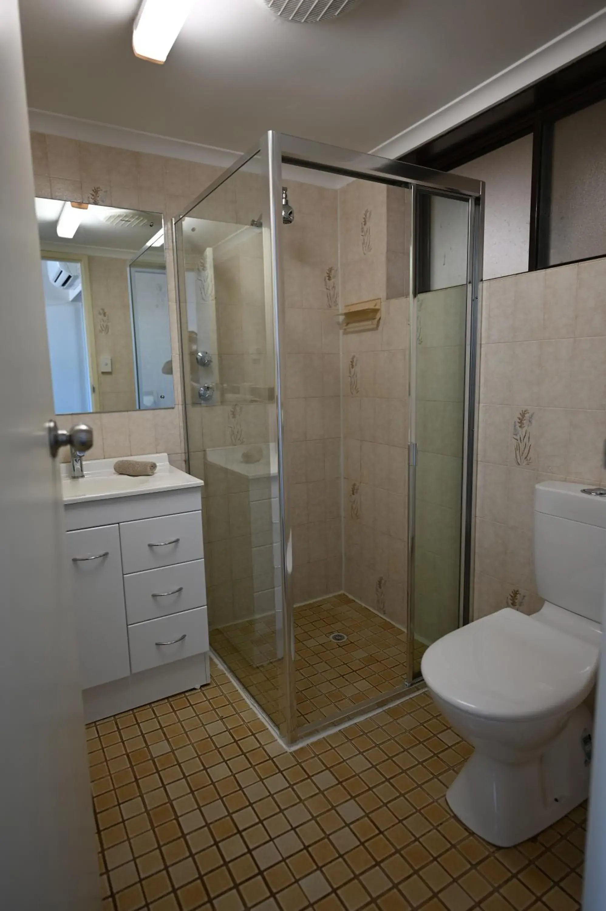 Motel Twin Room - Upstairs in Moonta Bay Holiday Park Motel Twin Room - Upstairs in Moonta Bay Holiday Park