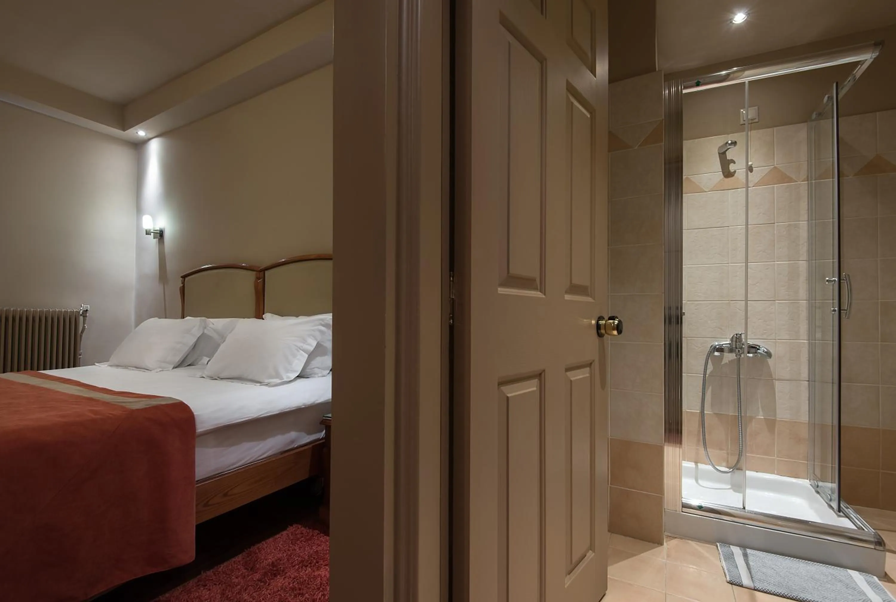 Bathroom, Bed in Kentrikon Hotel