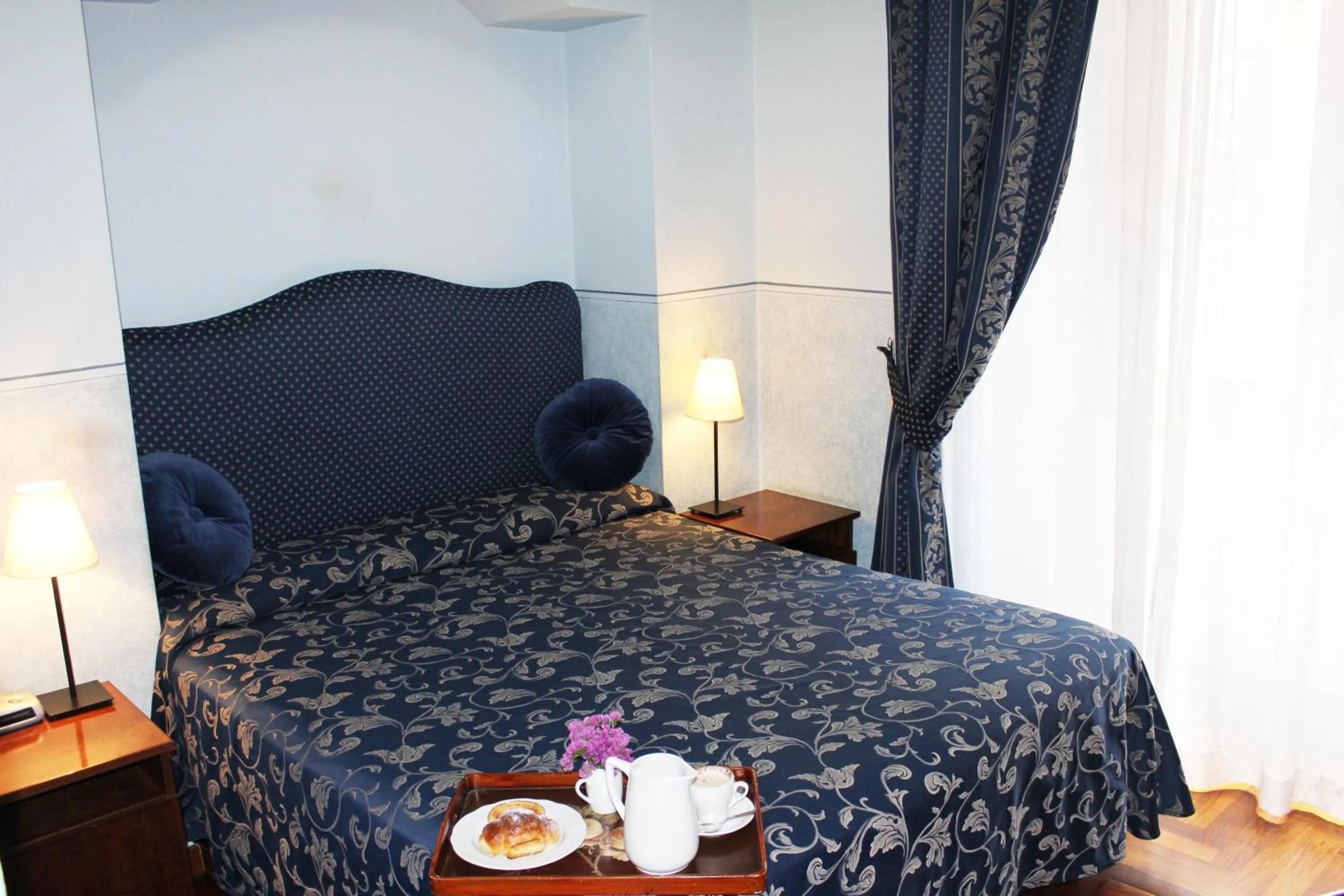 Photo of the whole room, Bed in Anne & Mary