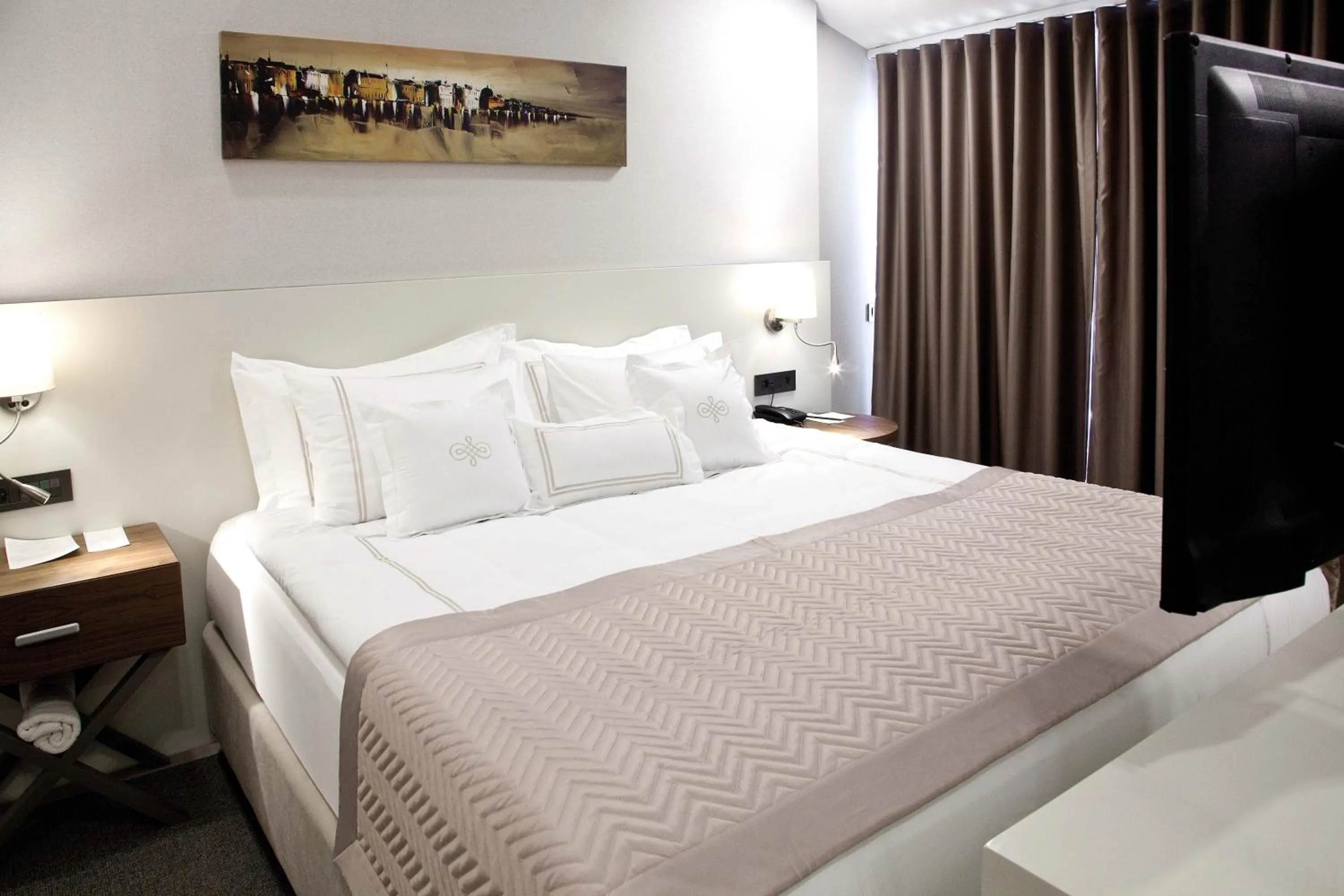 Bed in Casa Bianca Hotel