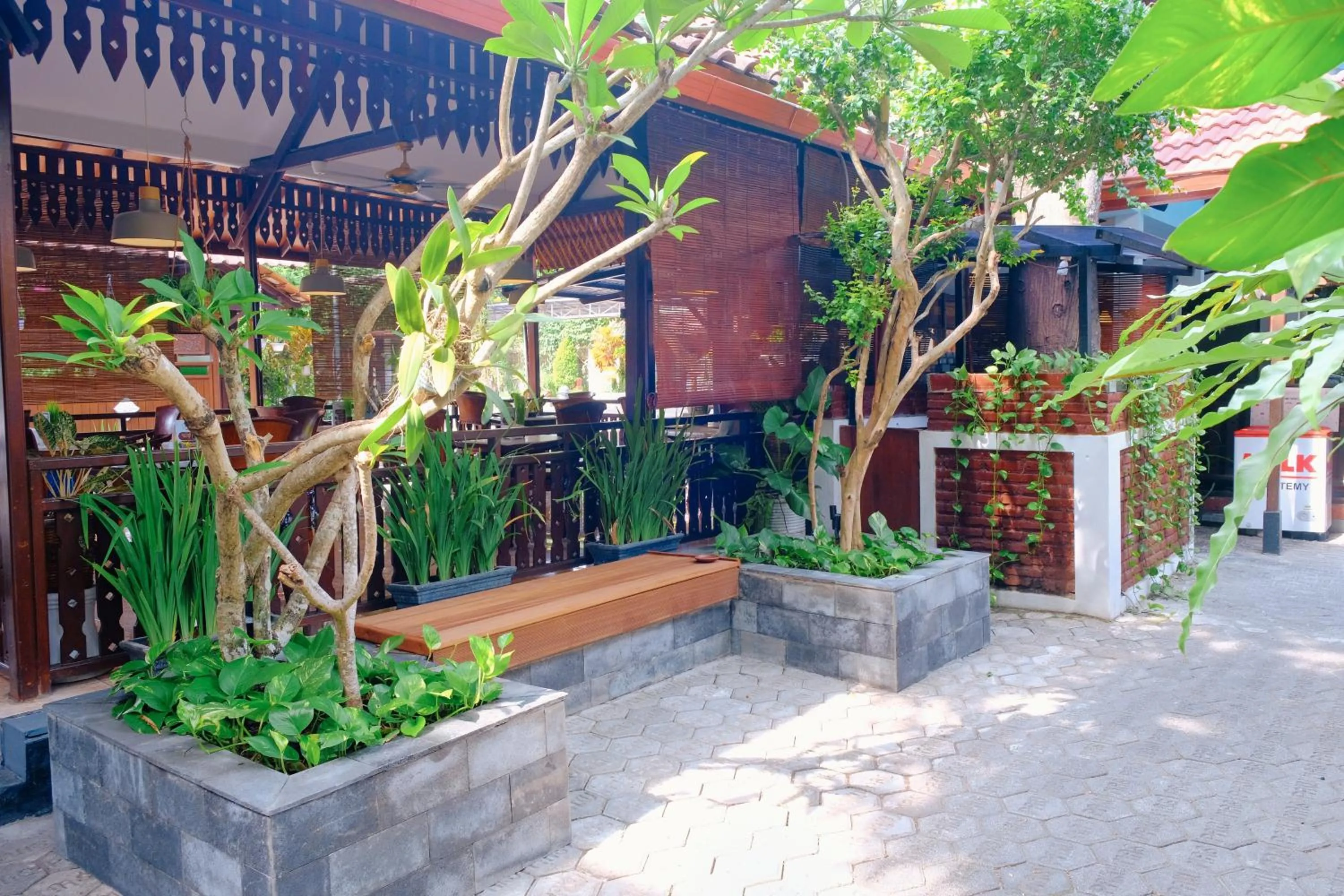 Restaurant/places to eat in Paku Mas Hotel