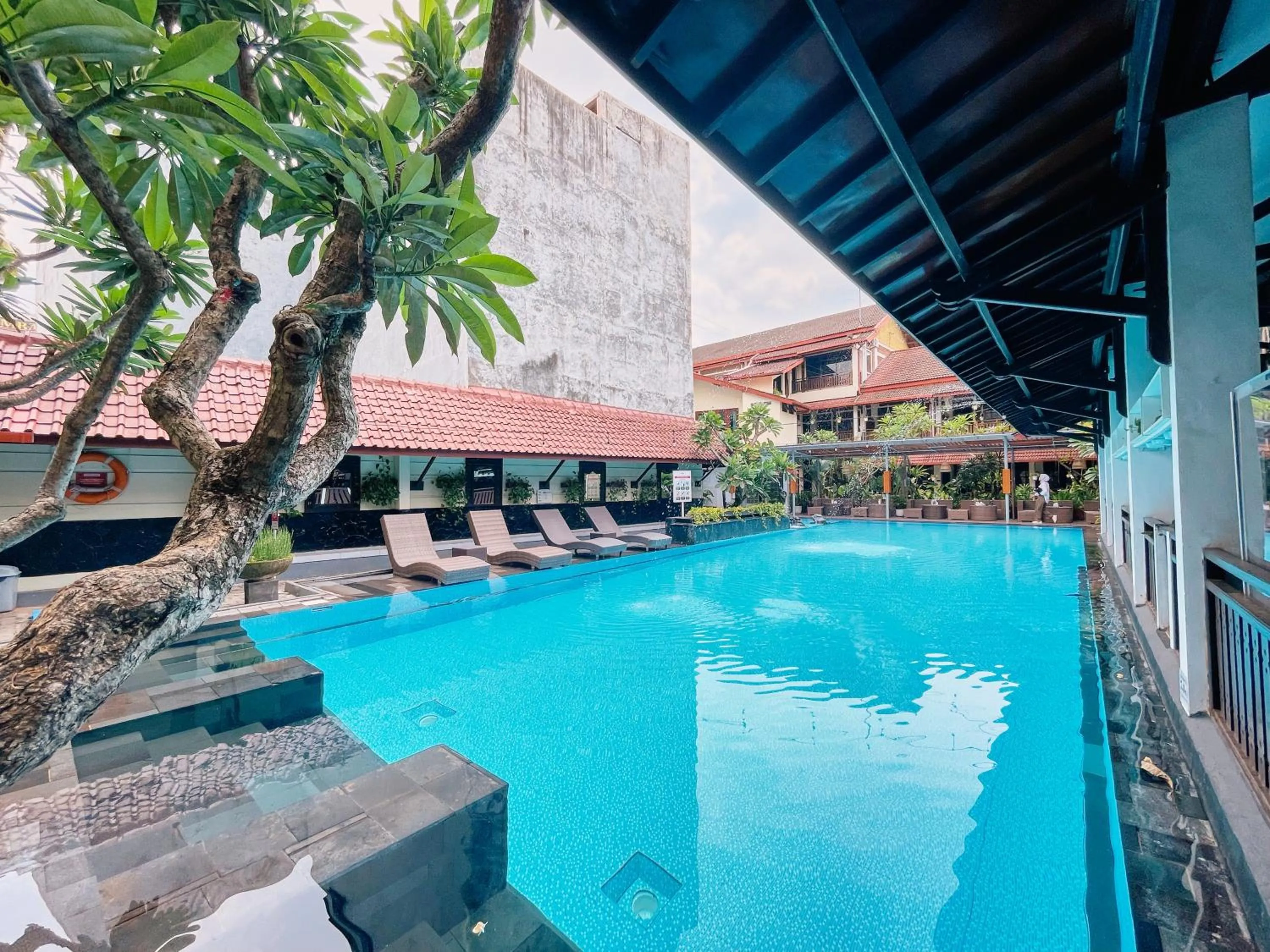 Swimming pool in Paku Mas Hotel