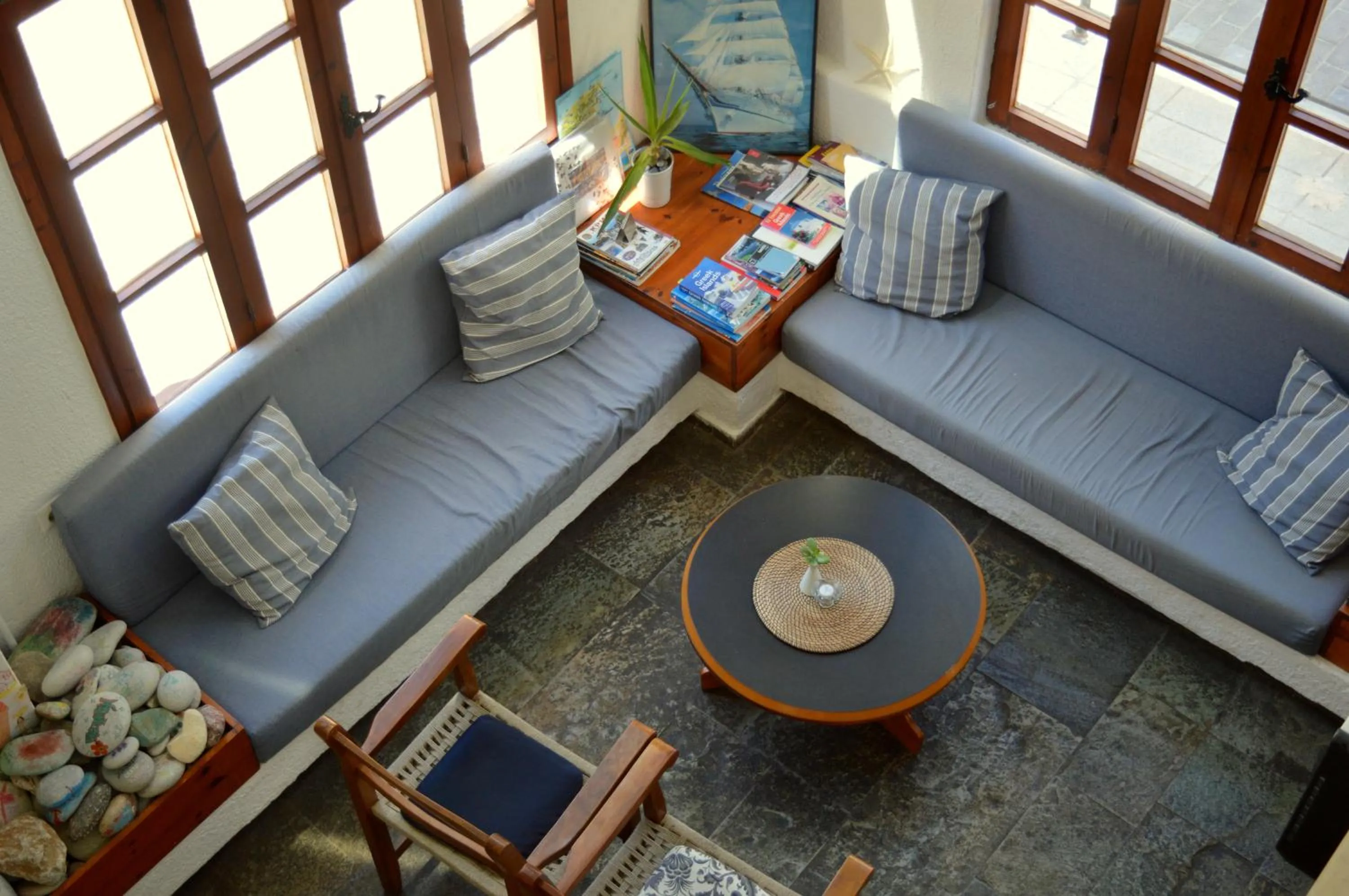 Communal lounge/ TV room in Mantraki Hotel Apartments