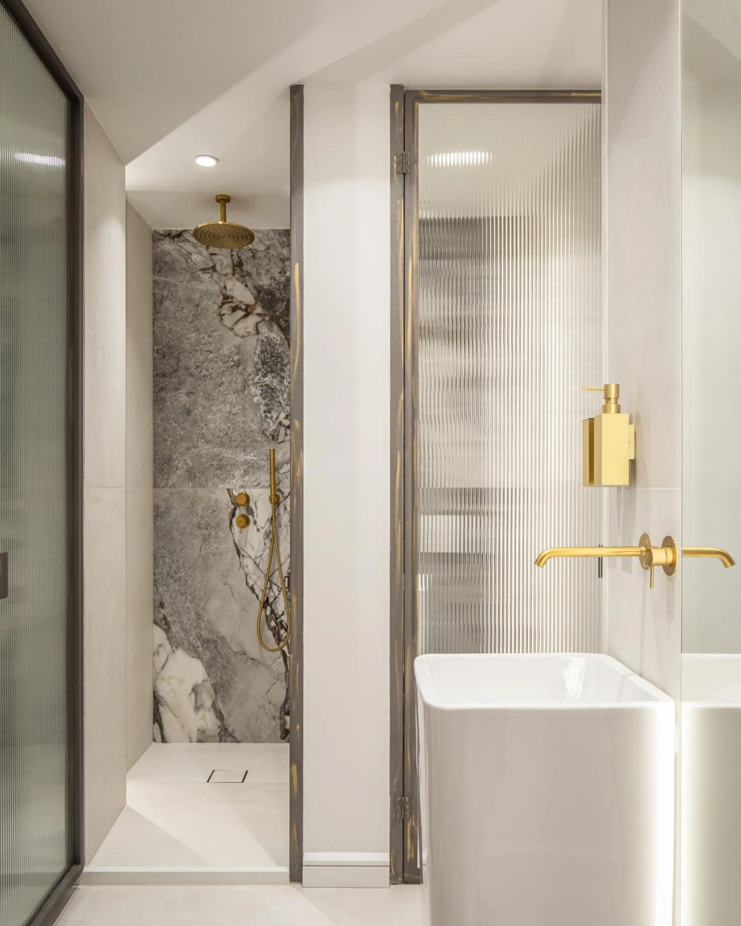 Shower in Bella Venezia