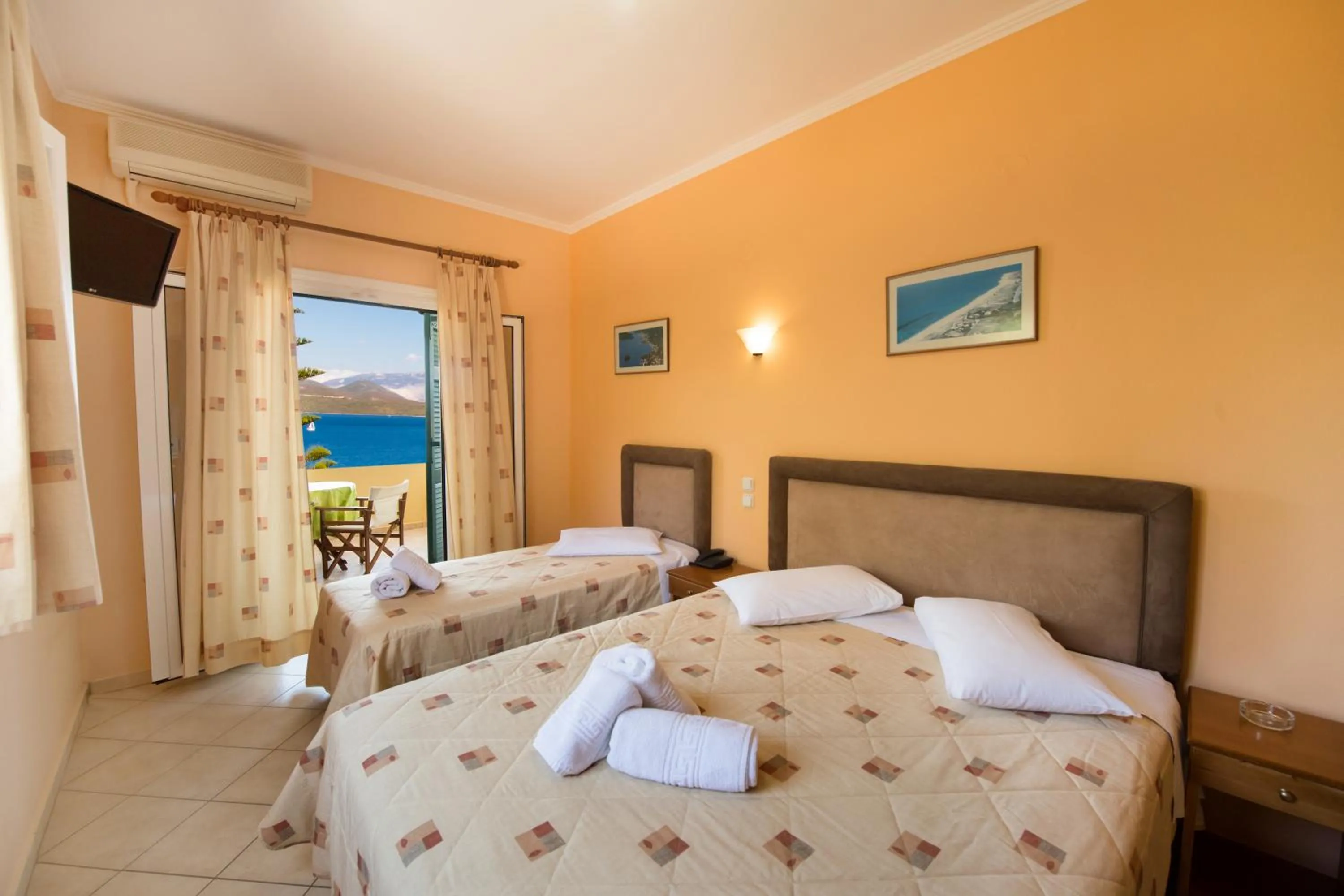 Balcony/Terrace, Bed in Sofia Hotel