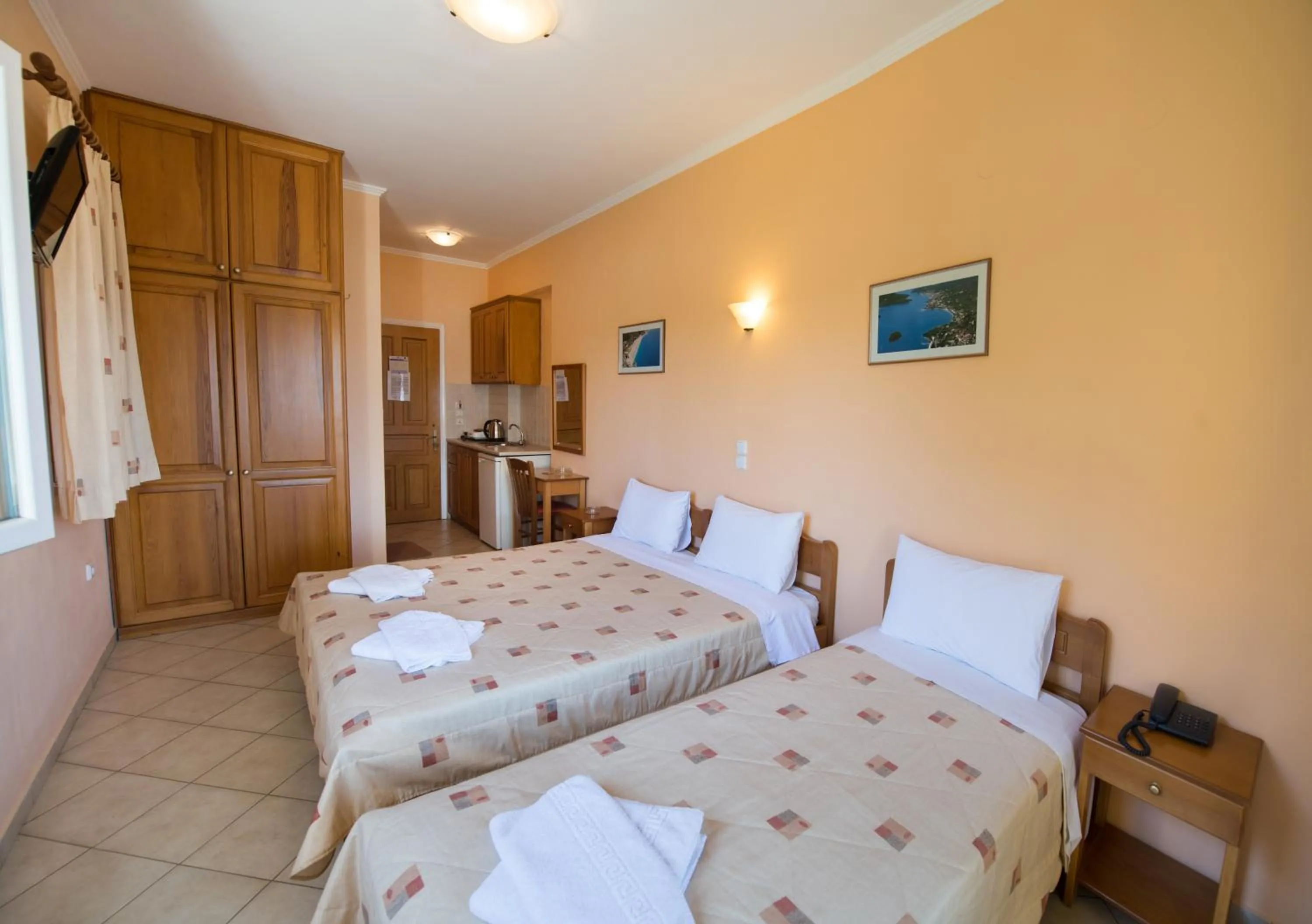 Kitchen or kitchenette, Bed in Sofia Hotel