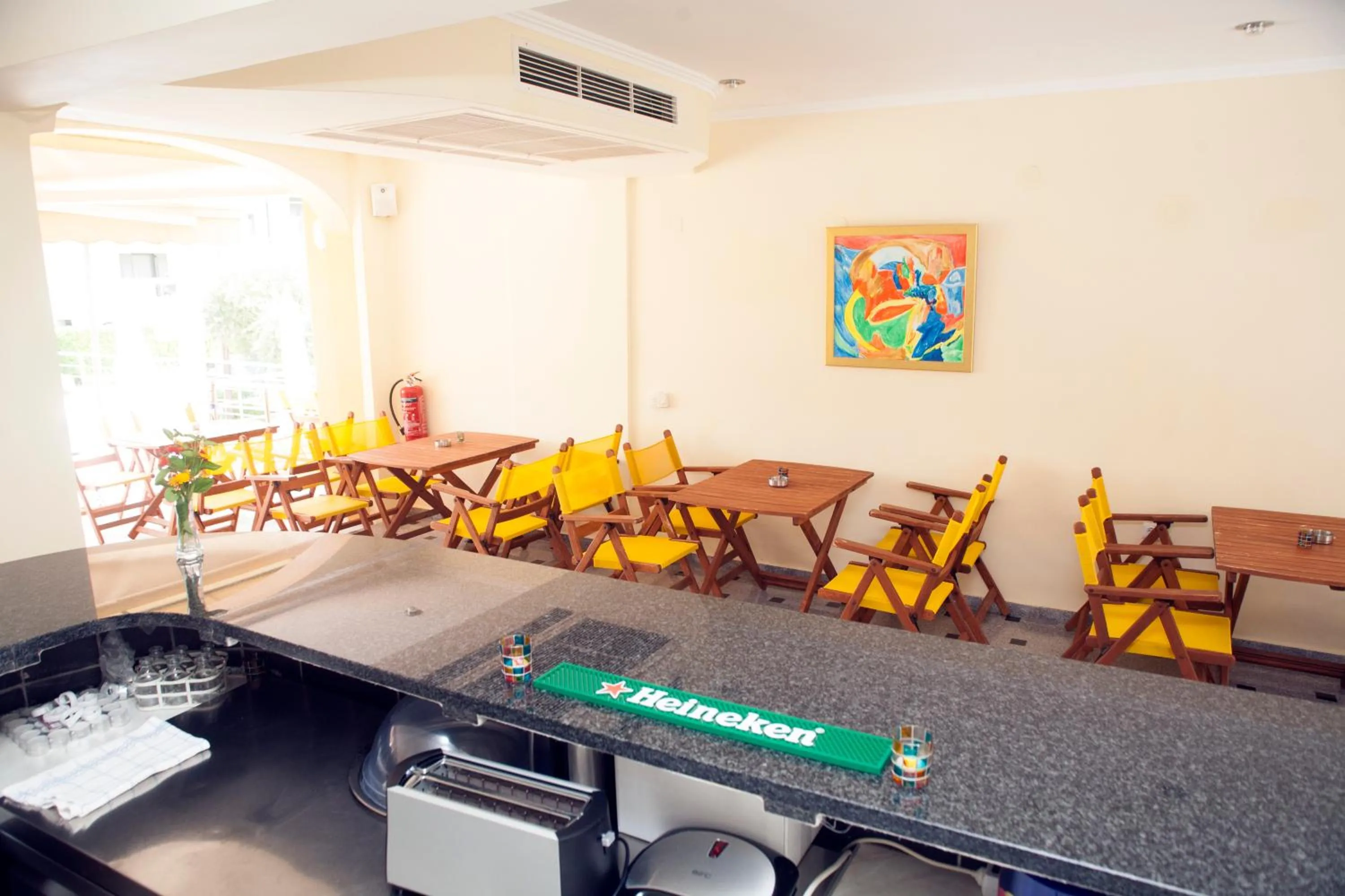 Lounge or bar in Summertime Inn