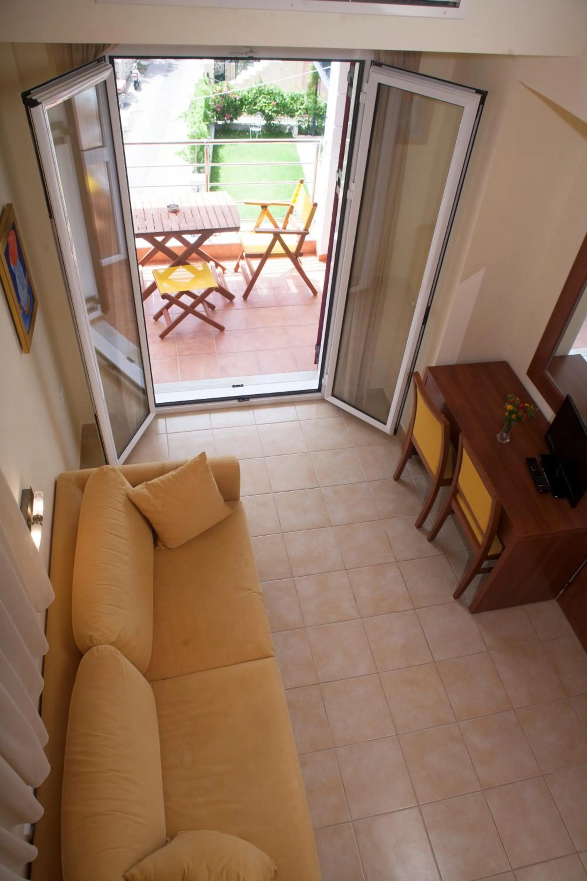 TV and multimedia in Summertime Inn