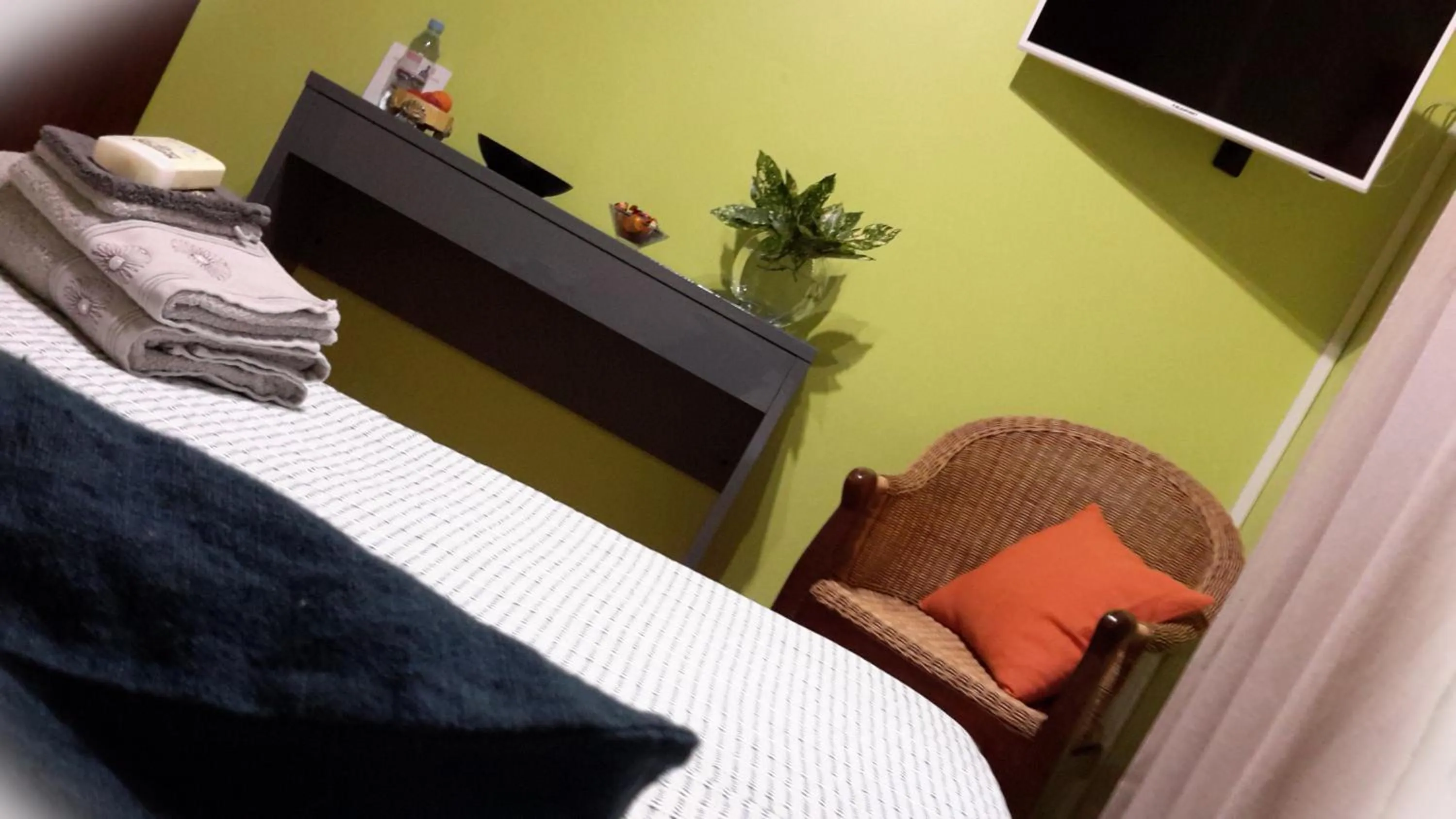 Shower, Bed in Om'Sleeping B&B