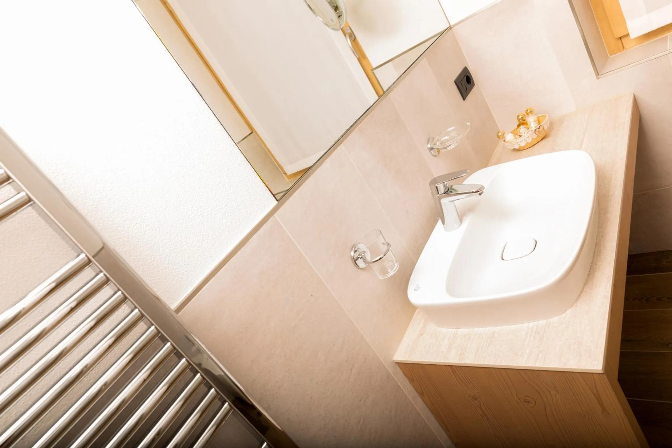 Shower in Green Rose