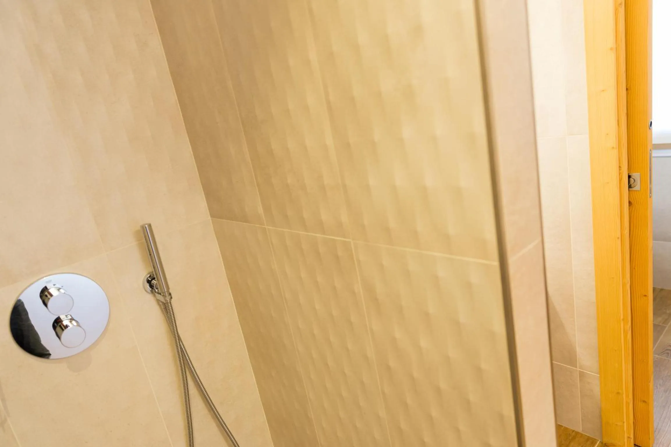 Shower in Green Rose