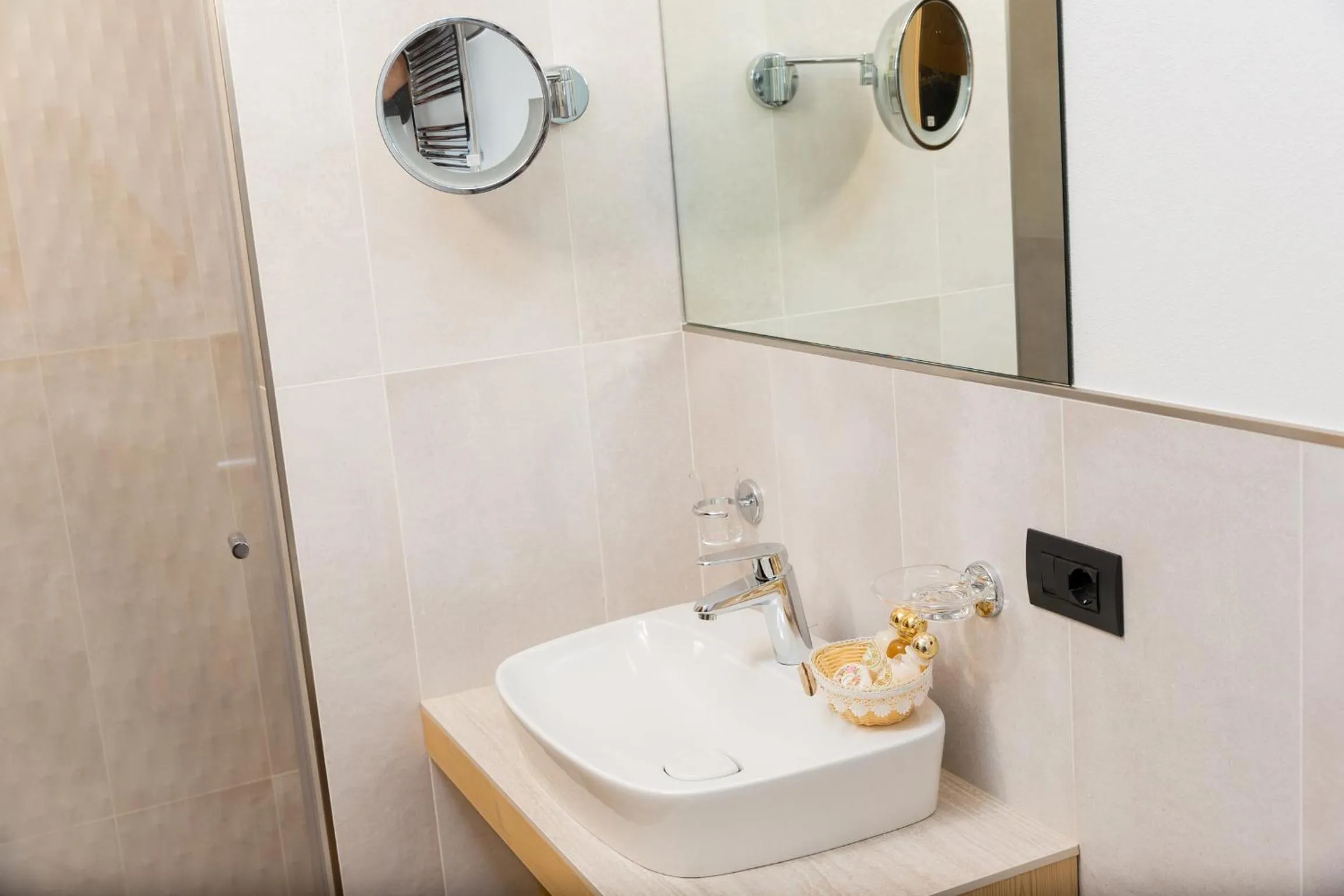 Shower in Green Rose