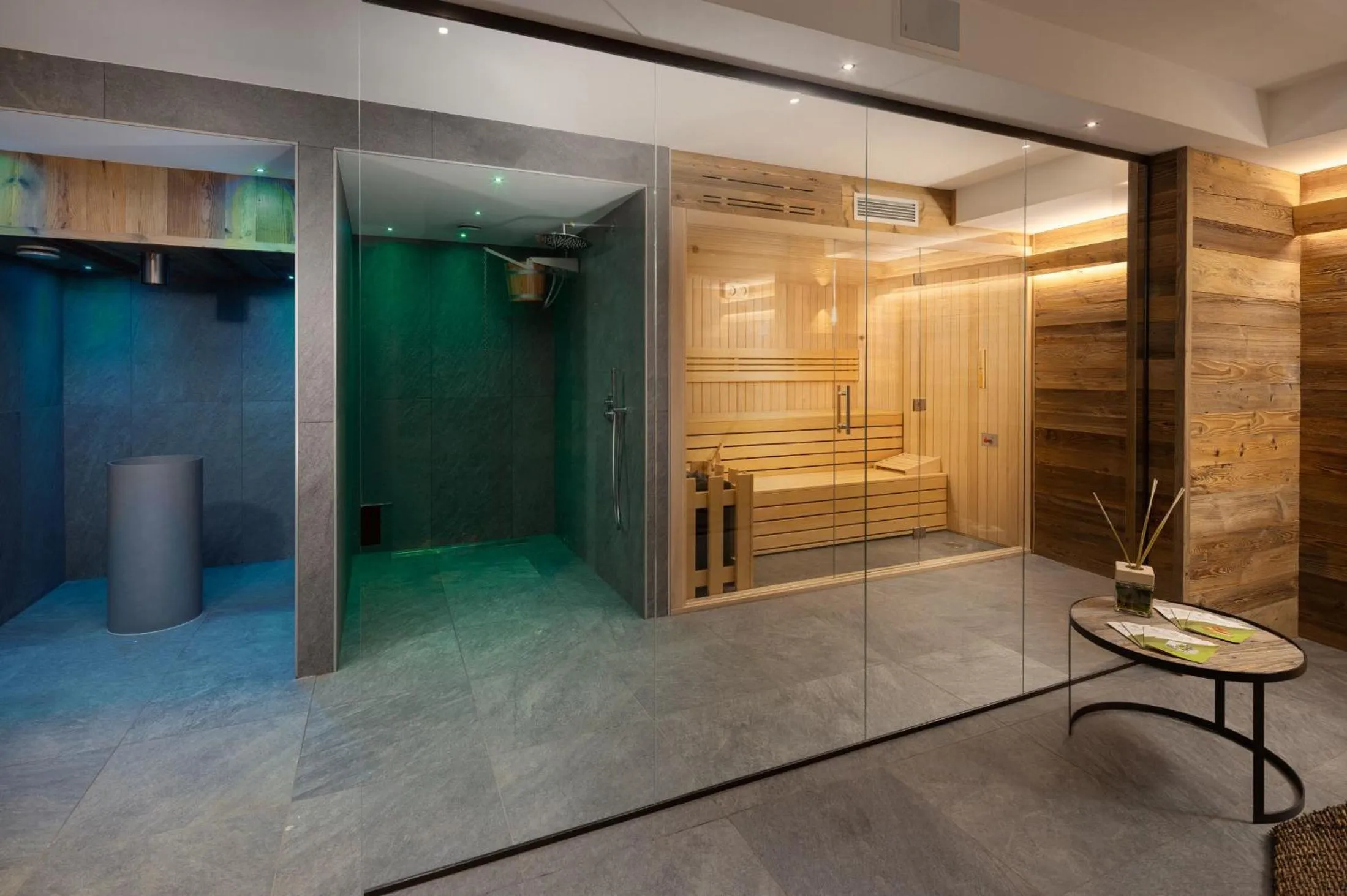 Swimming pool in Green Rose