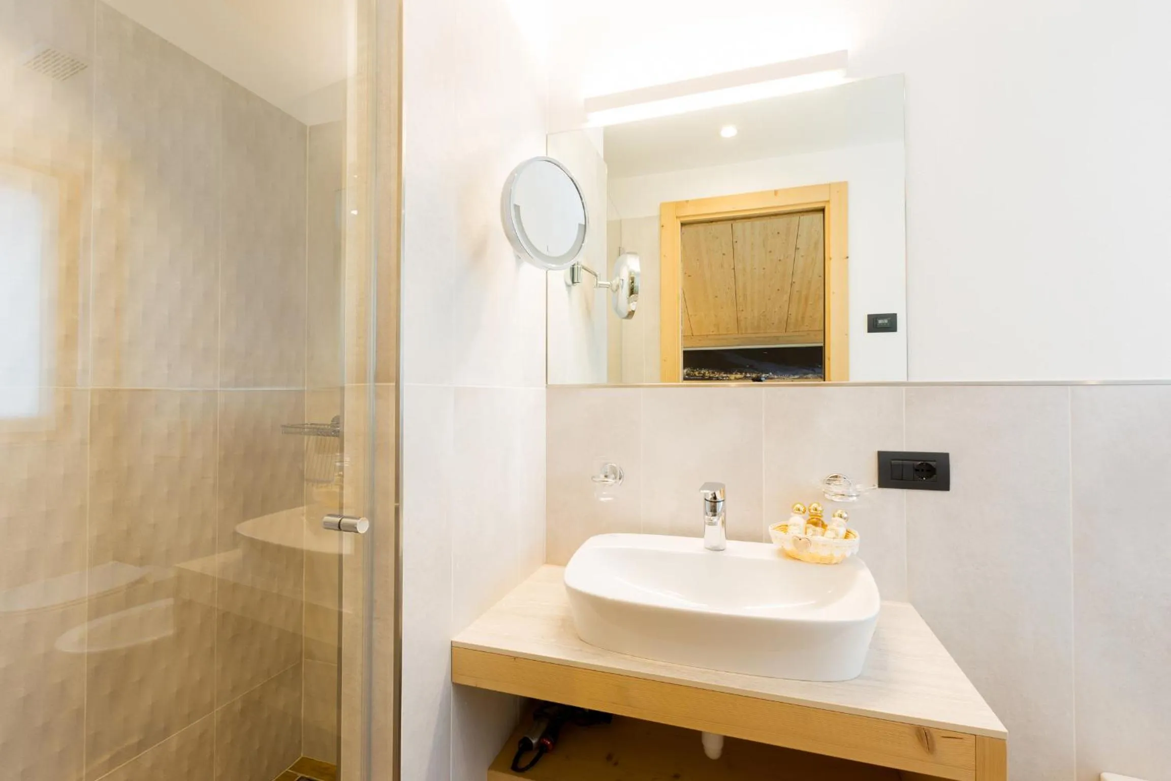 Shower in Green Rose