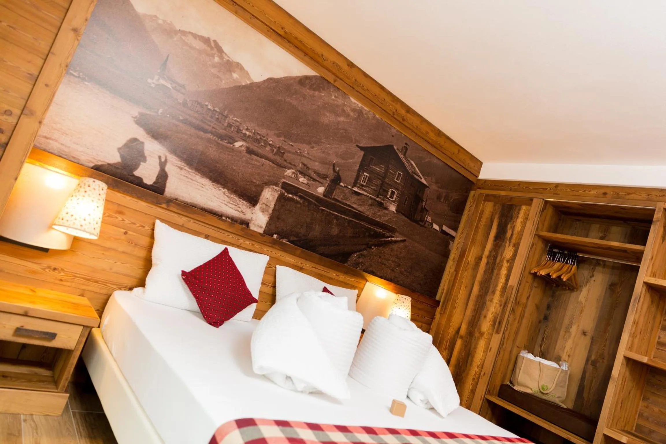 Shower, Bed in Green Rose