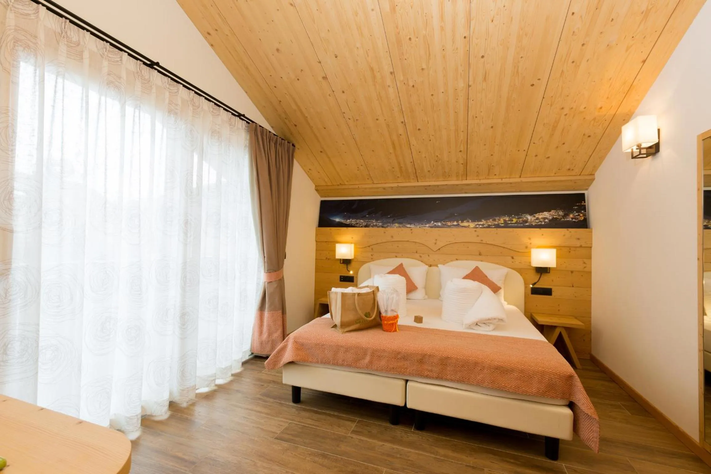 Shower, Bed in Green Rose