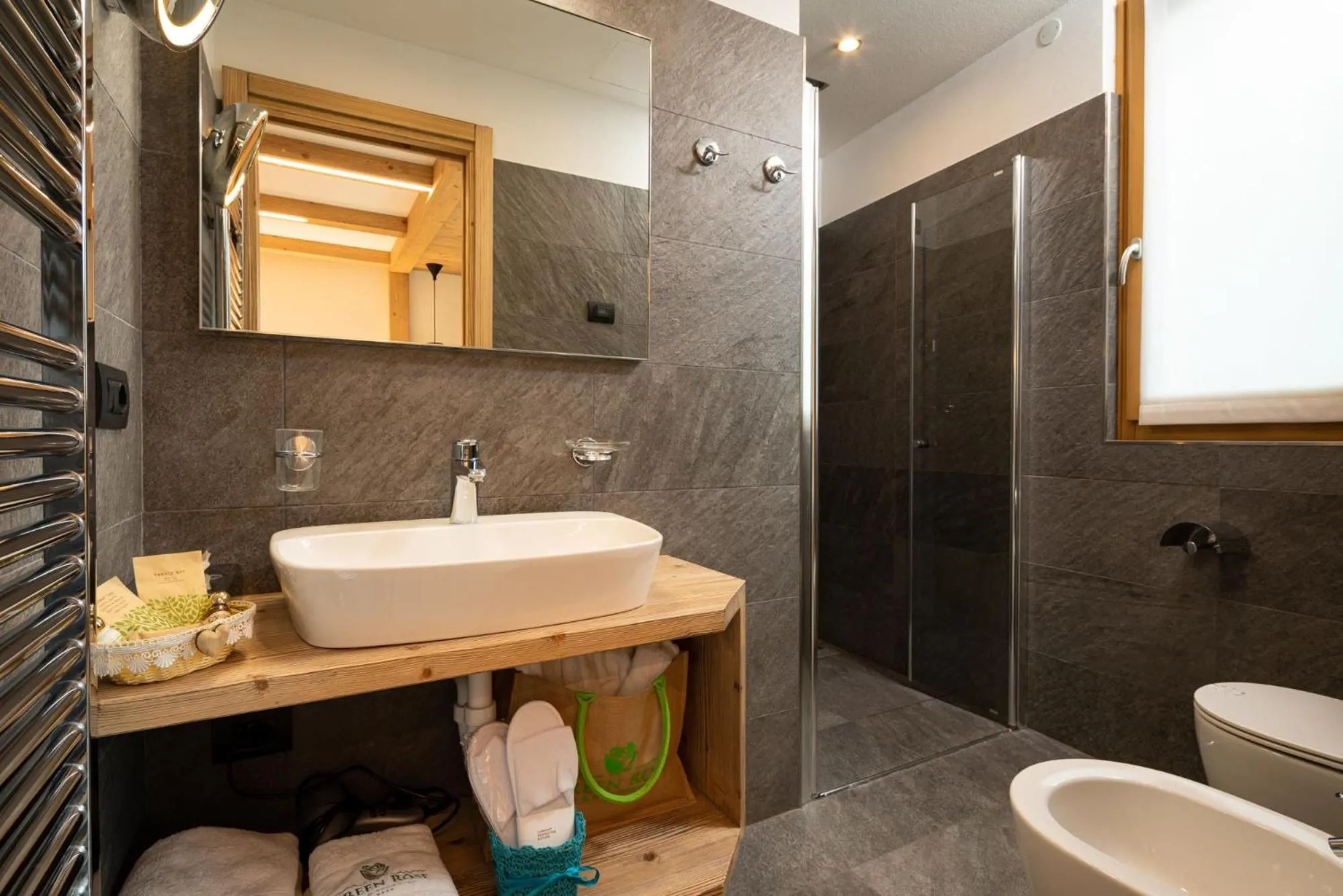 Bathroom in Green Rose